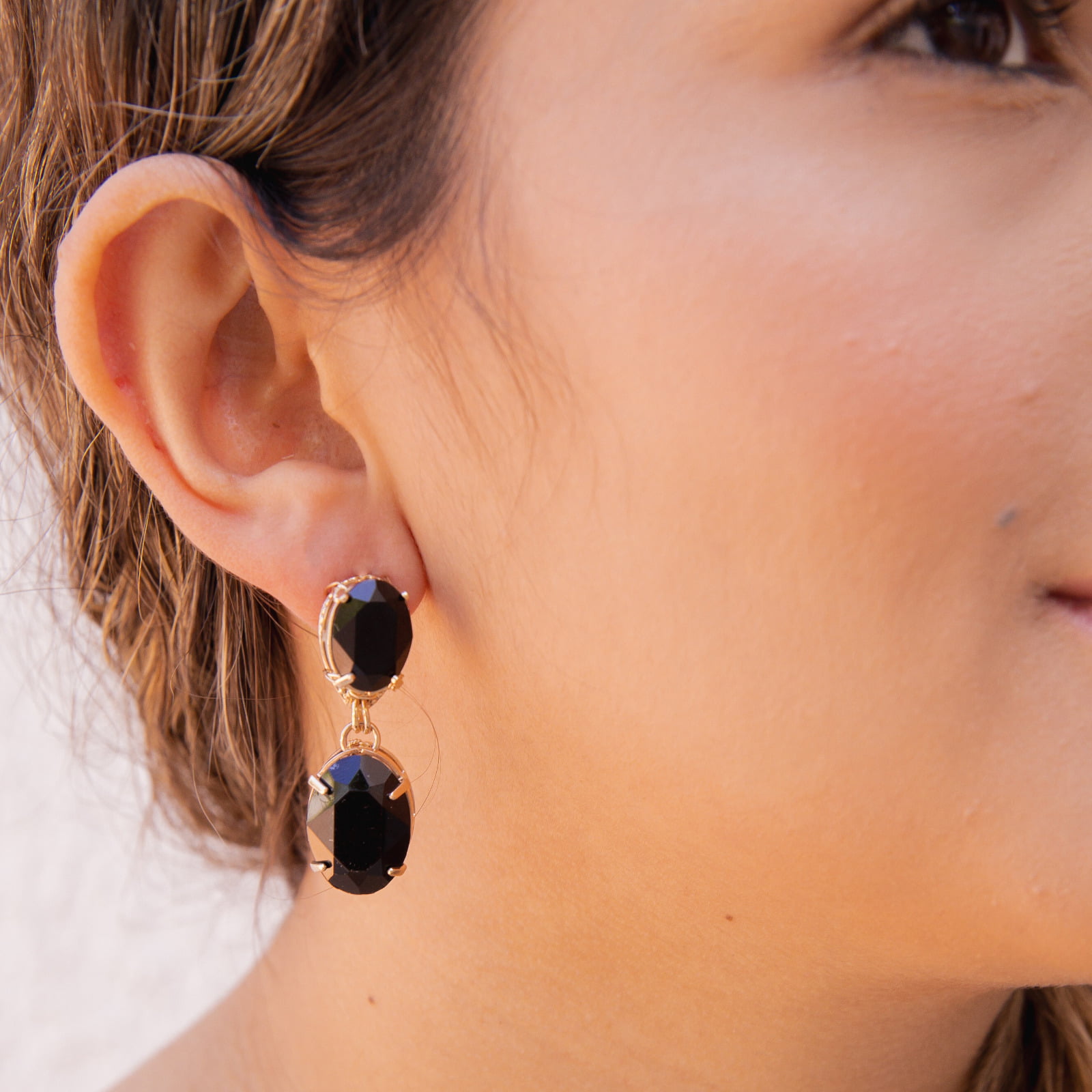 Brinco bordado com resina preto folheado em ouro 18k 202200000000125