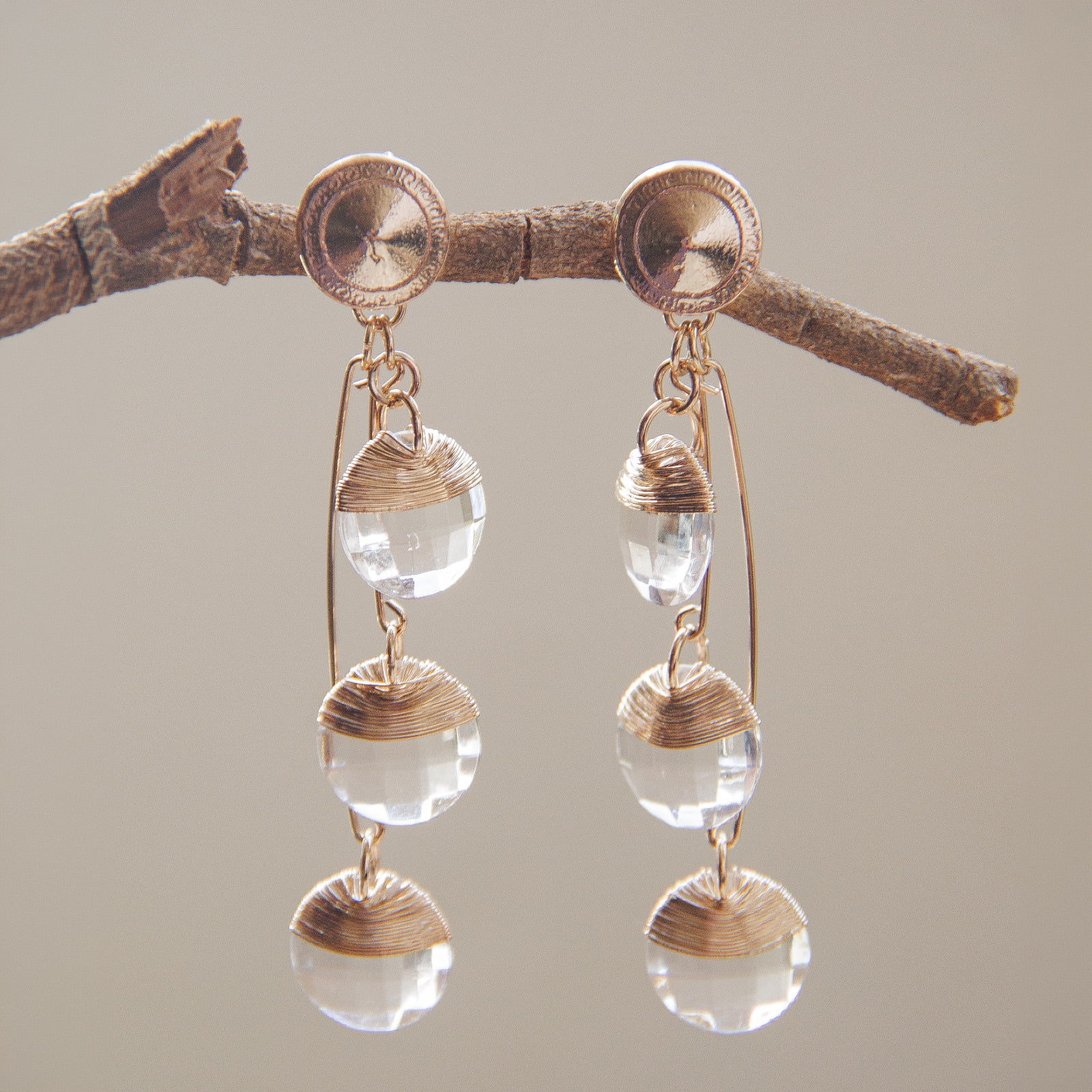 Brinco bordado com resina transparente folheado em ouro 18k 202160000000050