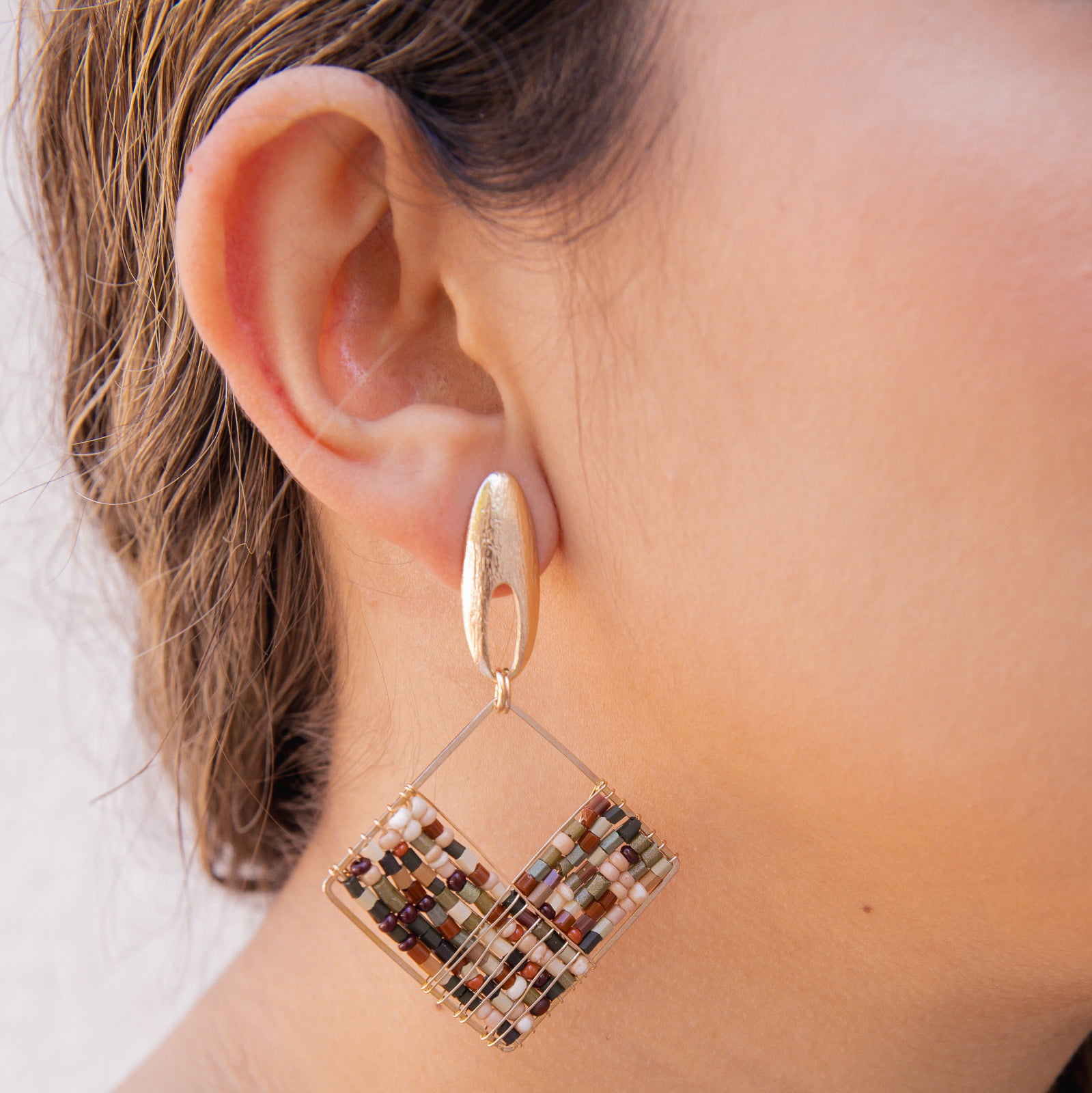 Brinco bordadoa mão com mix de contas de vidro em tons terrosos  e folheado em ouro 18k