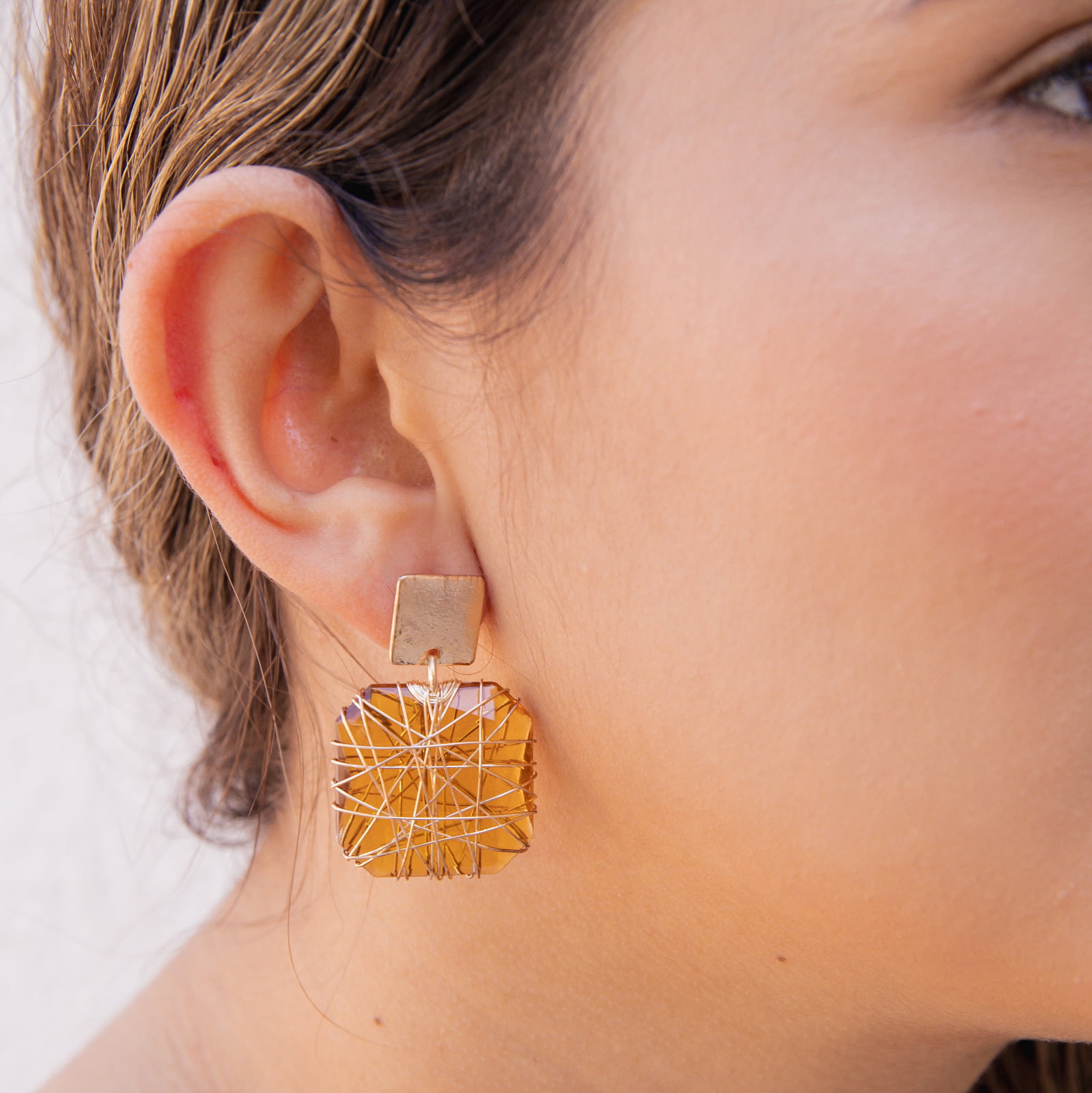 Brinco bordadoa mão com resina em tom de marrom e folheado em ouro 18k