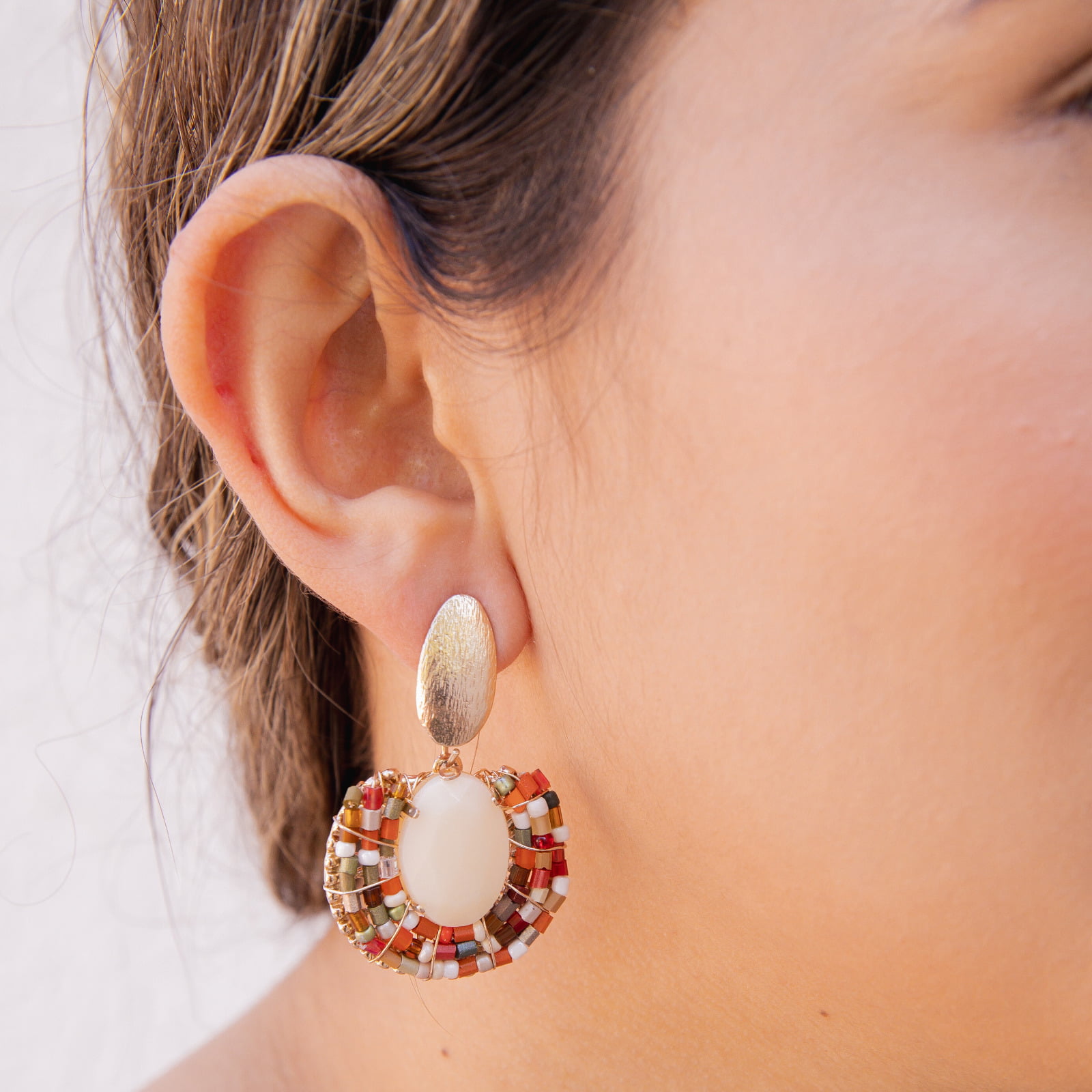 Brinco bordadoa mão com resina nude e mix de contas de vidro em tons terrosos  e folheado em ouro 18k