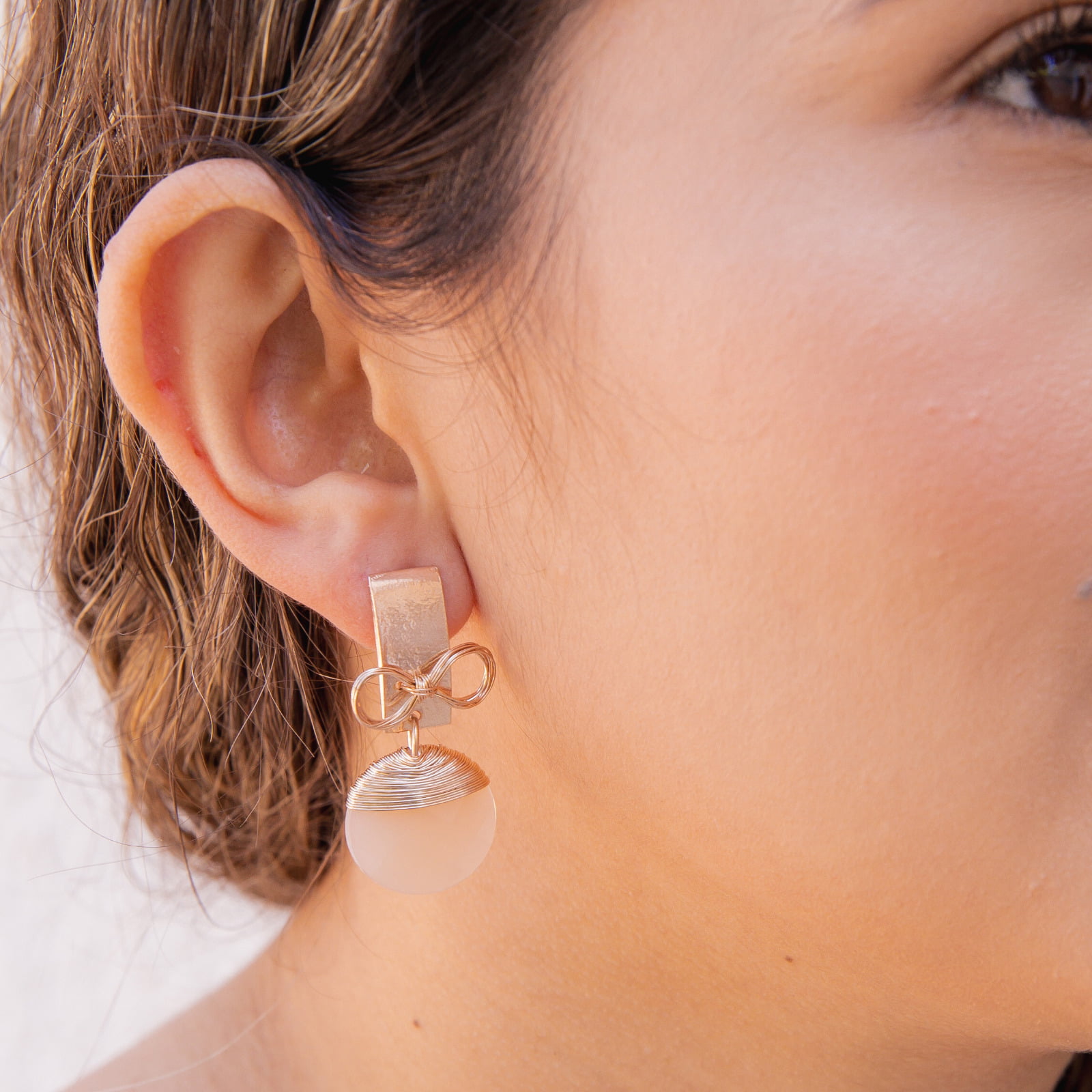 Brinco bordadoa mão com resina tom nude  e folheado em ouro 18k     202130000000227