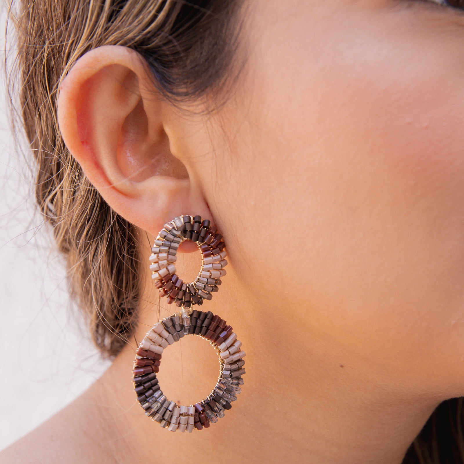 Brinco bordadoa mão vidrilhos em tons de marrom e folheado em ouro 18k