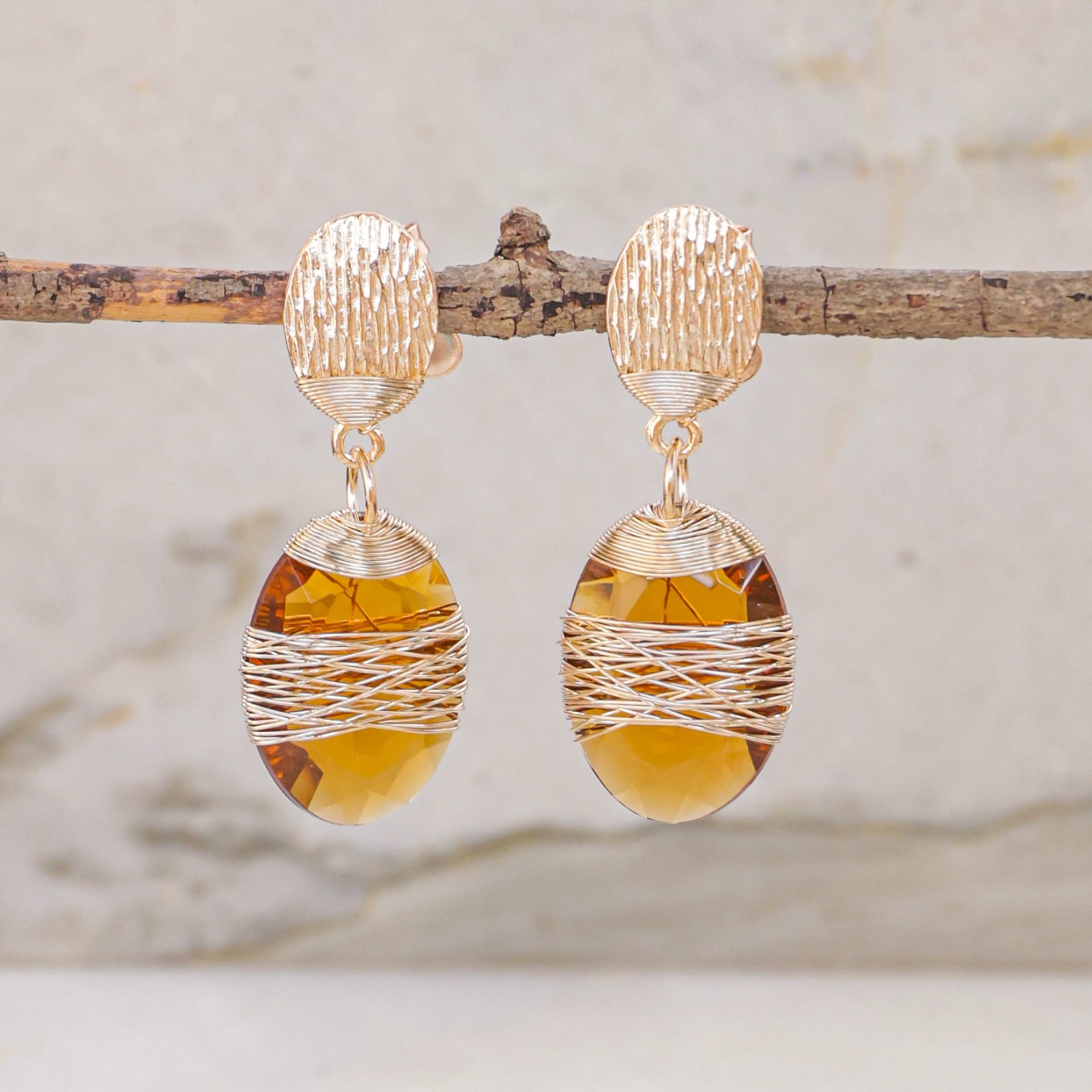 Brinco com resina marrom folheado em ouro 18k 202130000000189
