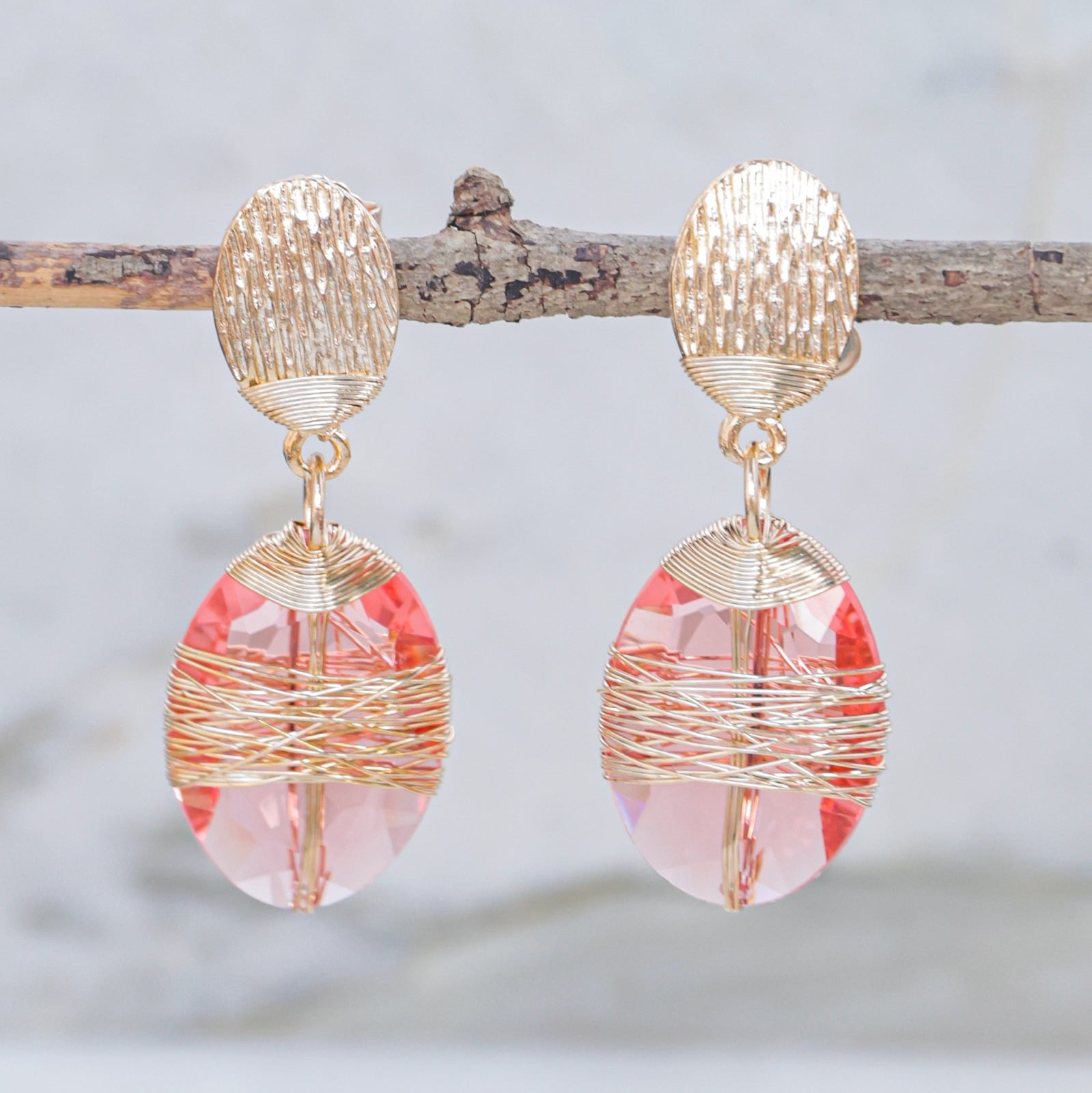 Brinco com resina rosa folheado em ouro 18k 202130000000189 202230000000076