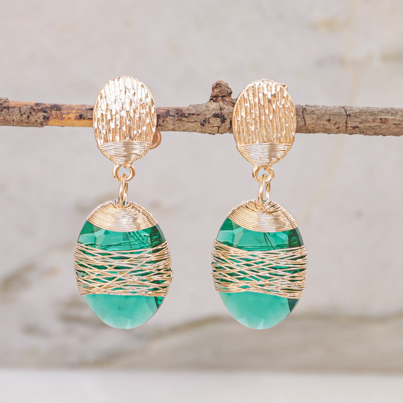 Brinco com resina verde esmeralda folheado em ouro 18k 202150000000126