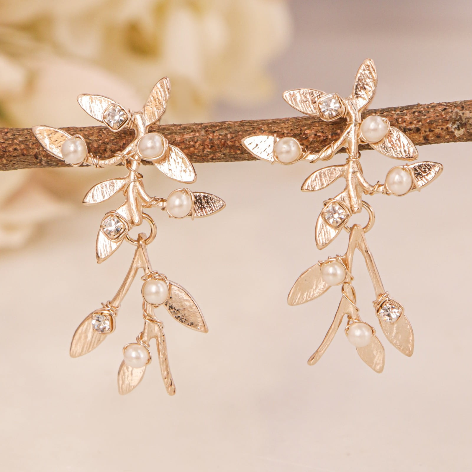 Brinco com resinas pérolas folheado em ouro 18k 