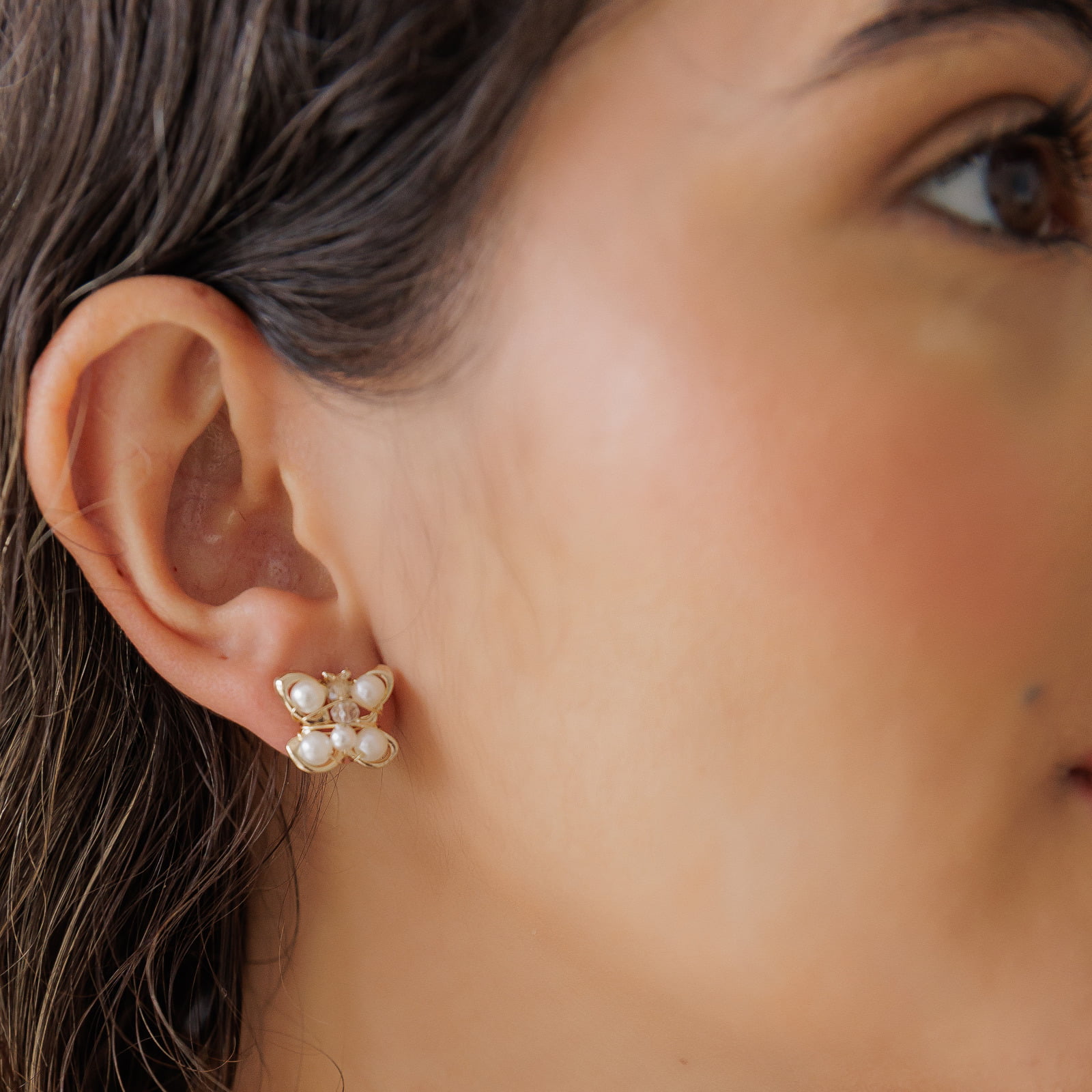 Brinco mini borboleta bordado a mão com pérolas ABS, folheado em ouro 18k  