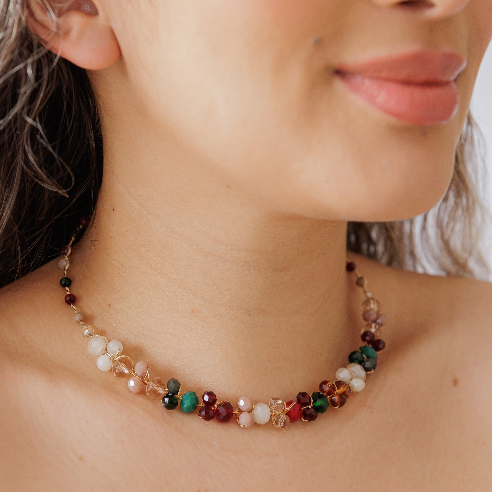 Colar bordado a mão com cristais coloridos folheado em ouro 18k 502110000000106