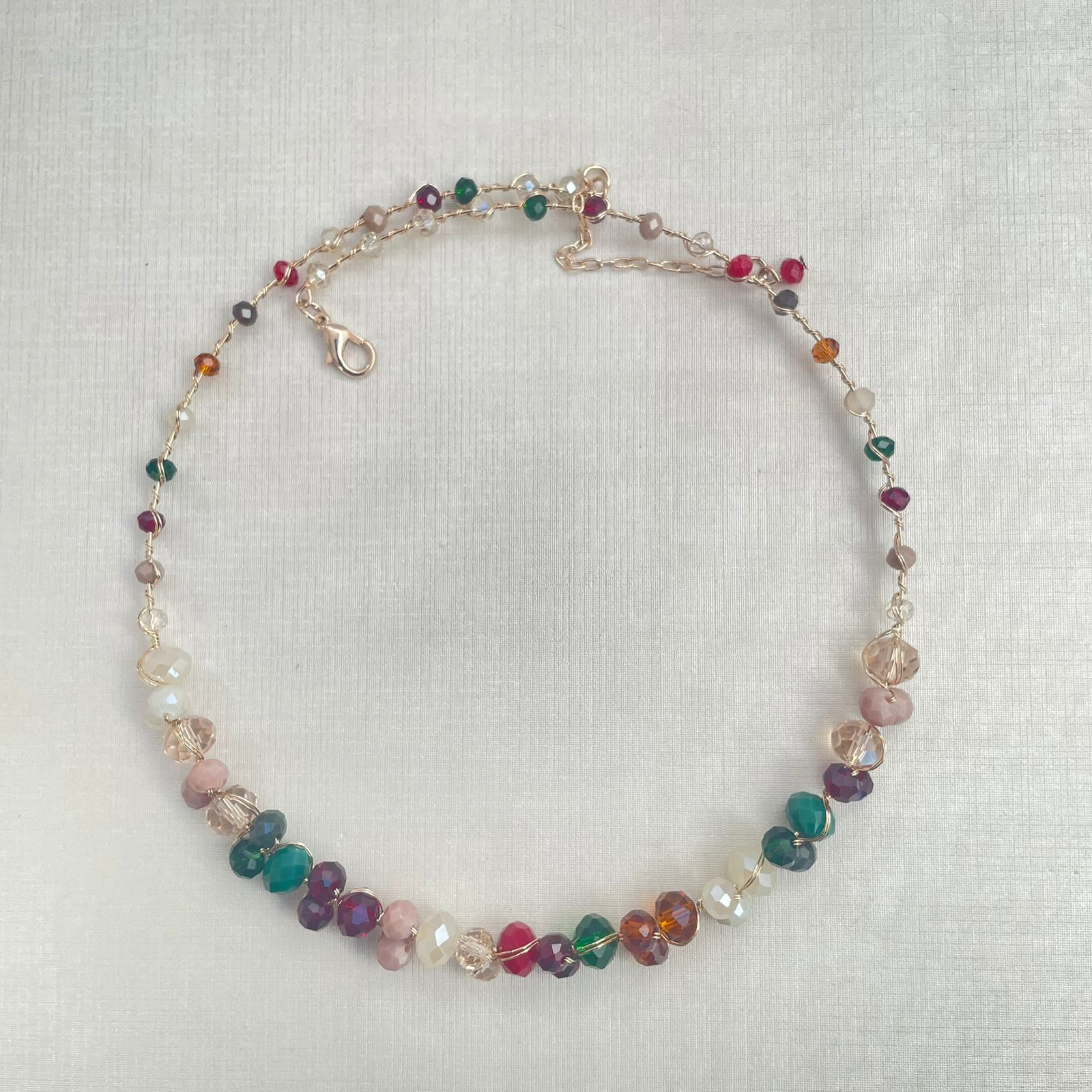 Colar bordado a mão com cristais coloridos folheado em ouro 18k  