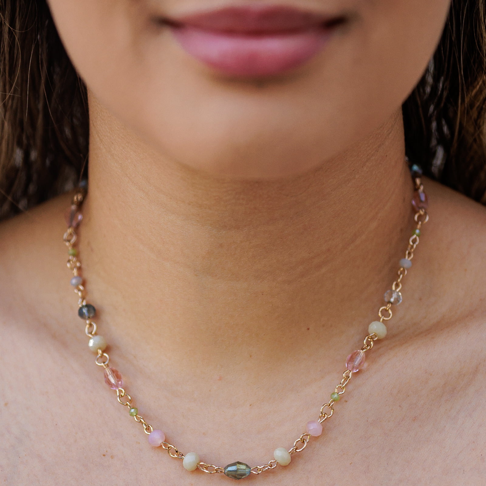 Colar bordado a mão com mix de cristais folheado em ouro 18k  502110000000100