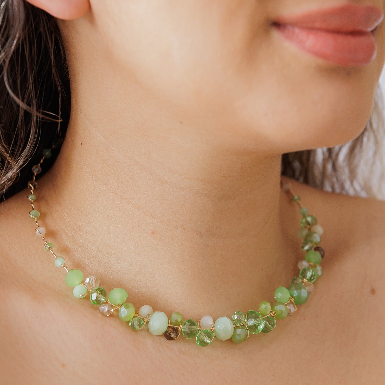 Colar bordado a mão com mix de cristais folheado em ouro 18k  502150000000014