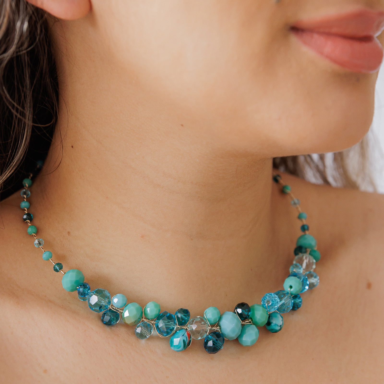 Colar bordado a mão com mix de cristais folheado em ouro 18k  502170000000012