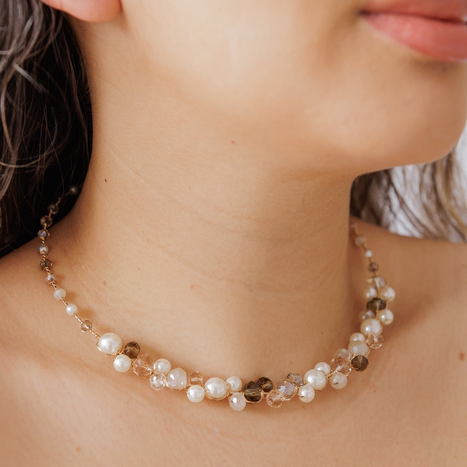 Colar bordado a mão com mix de cristais nude e perolas em ouro 18k  502140000000018