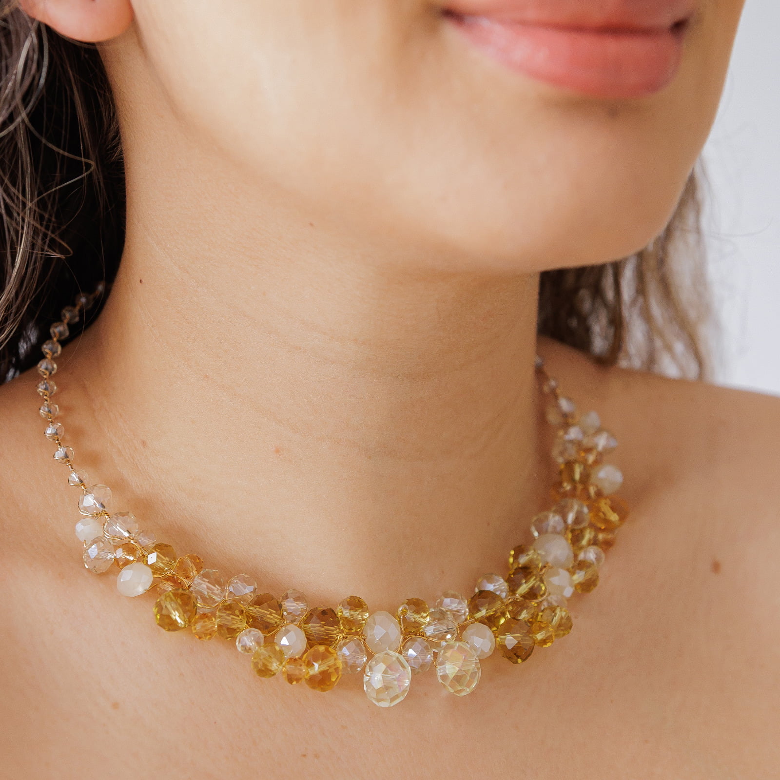 Colar bordado a mão com mix de cristais ouro em ouro 18k 502130000000044