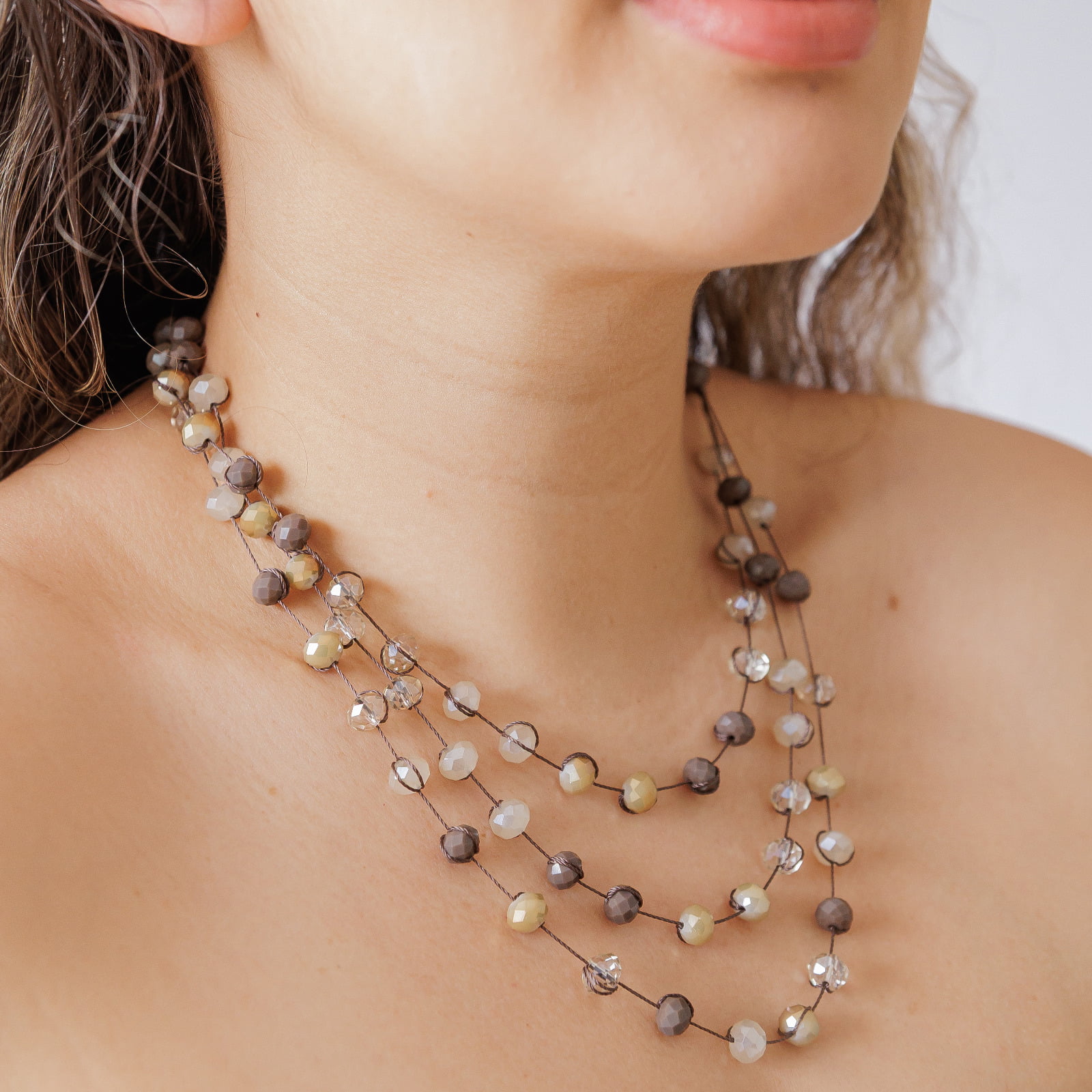 Colar bordado com cristais tons marrom.  502130000000043