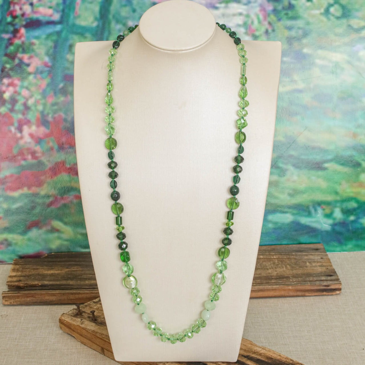 Colar com cristais, pedras naturais e muranos verdes folheado em ouro ...