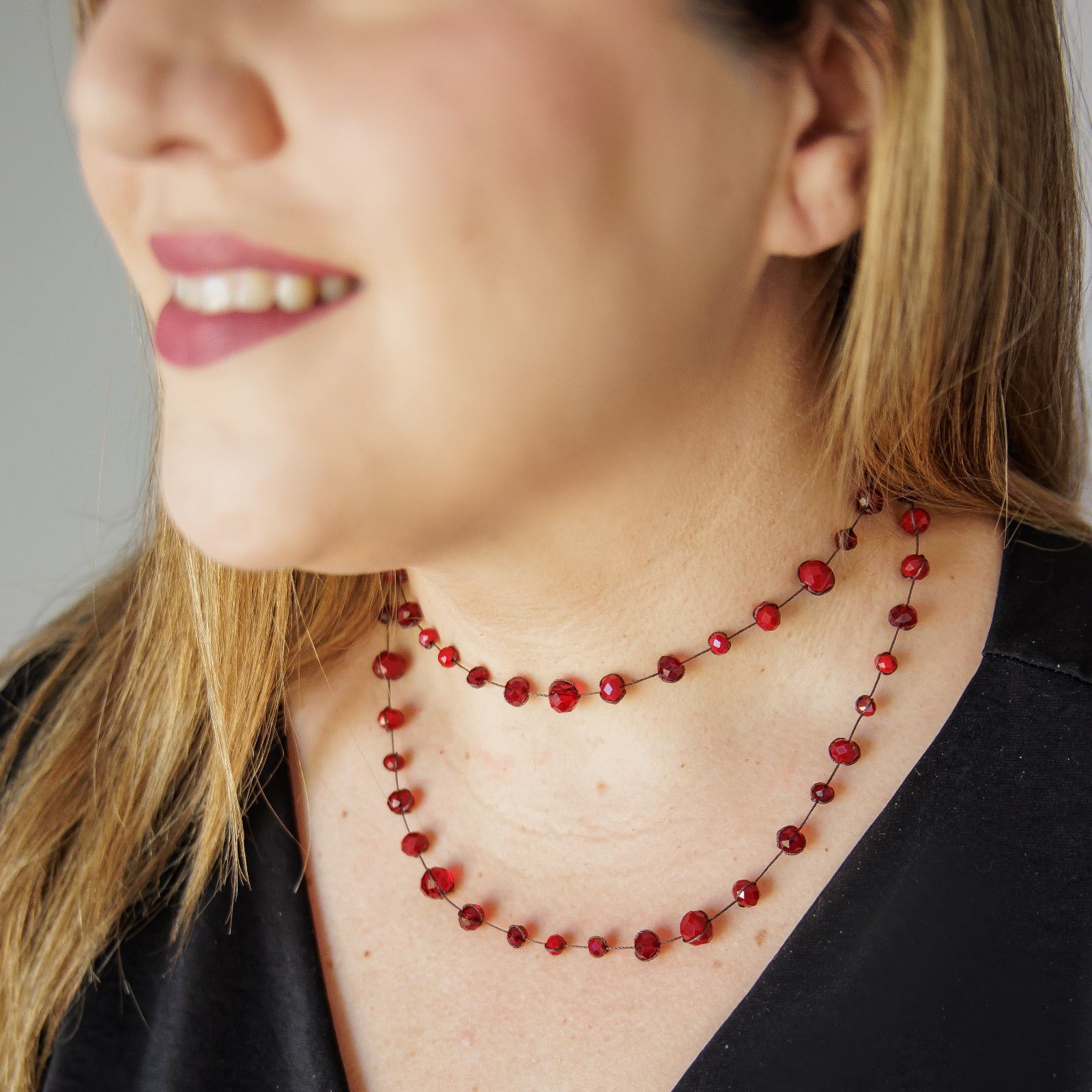 Colar comprido bordado a mão com cristais em tons de vermelho e vinho e folheado a ouro 18k 