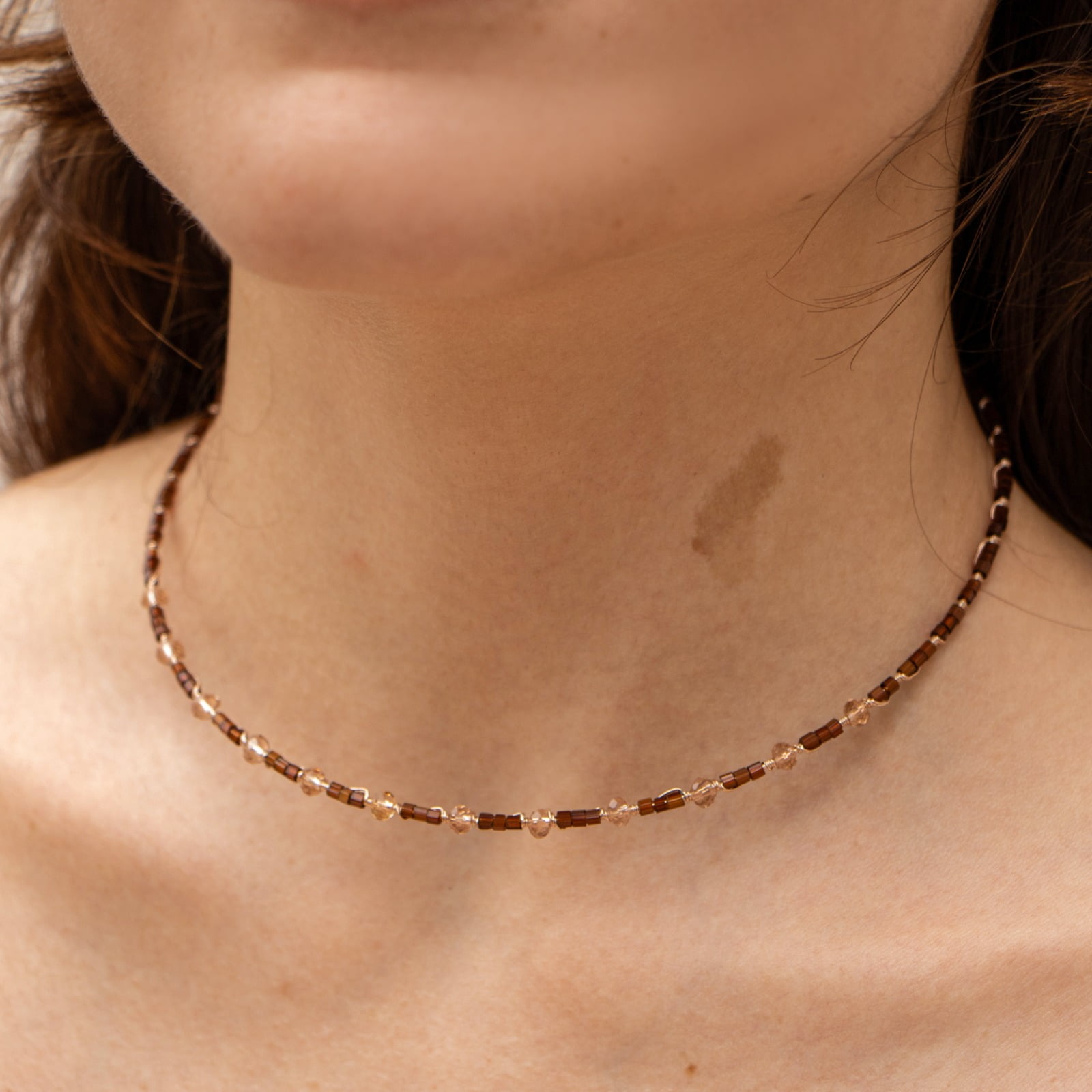 Colar estilo choker bordado a mão com vidrilhos marrom e folheado a ouro 18k 