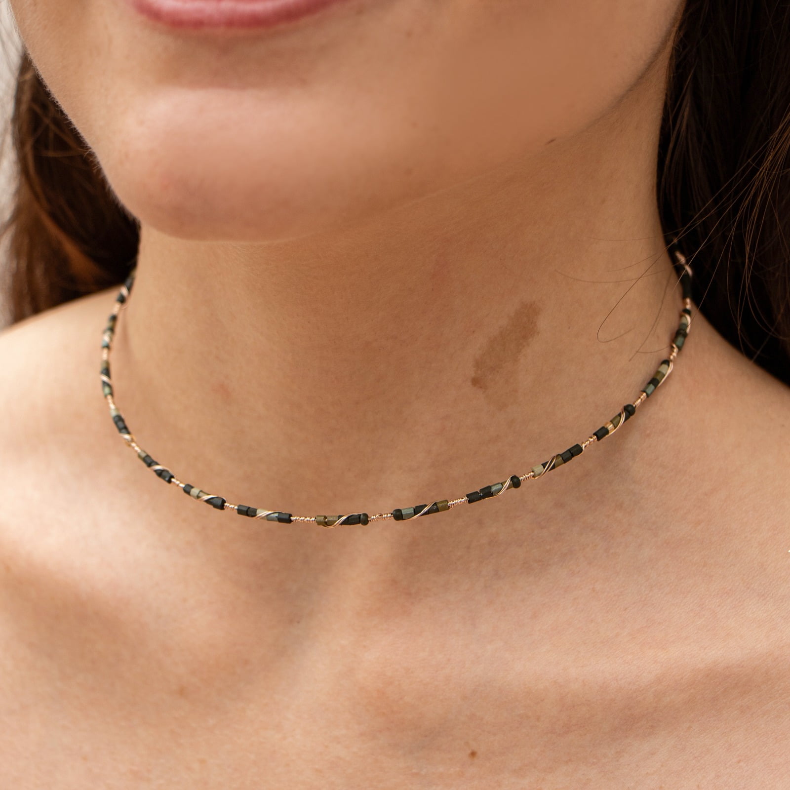 Colar estilo choker bordado a mão com vidrilhos verde musgo e folheado a ouro 18k 