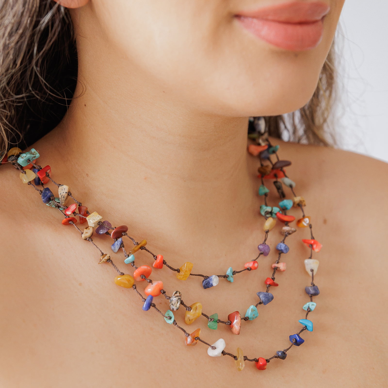 Colar bordado com cascalho de pedras naturais coloridos. 502110000000103