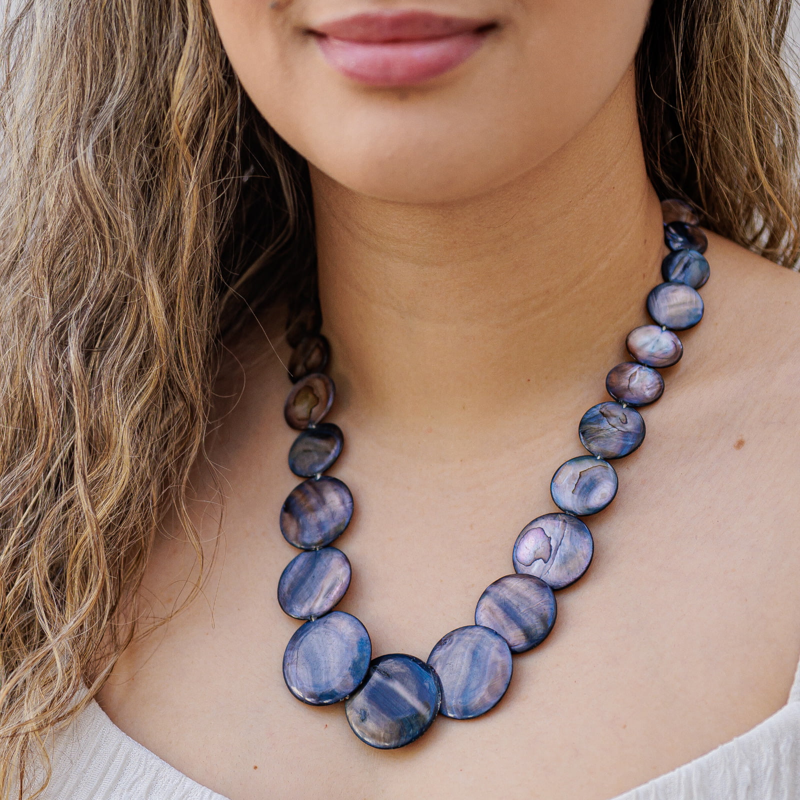 Colar bordado com madrepérolas cinza folheado a ouro 18k  502200000000012