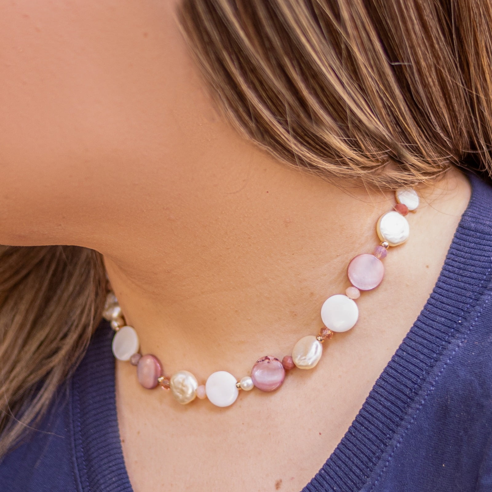 Colar curto bordado a mão com cristais, pérolas abs e madrepérola, folheado a ouro 18k