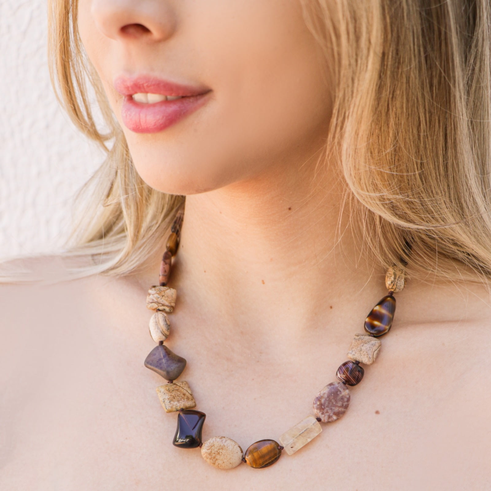 Colar curto feito a mão com cristais marrom e mix de pedras naturais, folheado a ouro 18k   