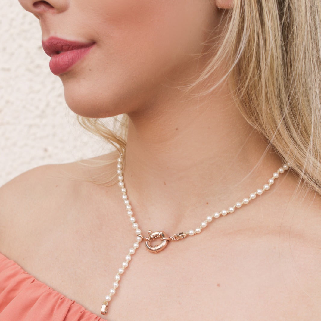 Colar com resinas pérolas estilo terço folheado a ouro 18k  