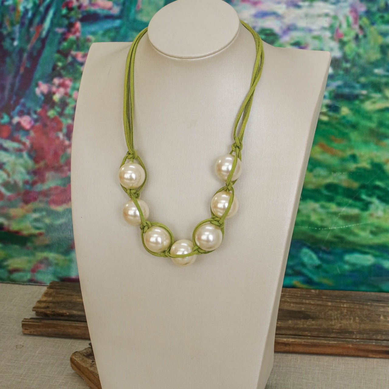 Colar em couro verde com resinas perolas folheado e acabamento em ouro ...