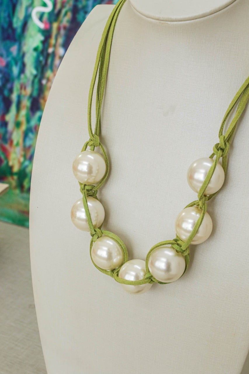 Colar em couro verde com resinas perolas folheado e acabamento em ouro ...