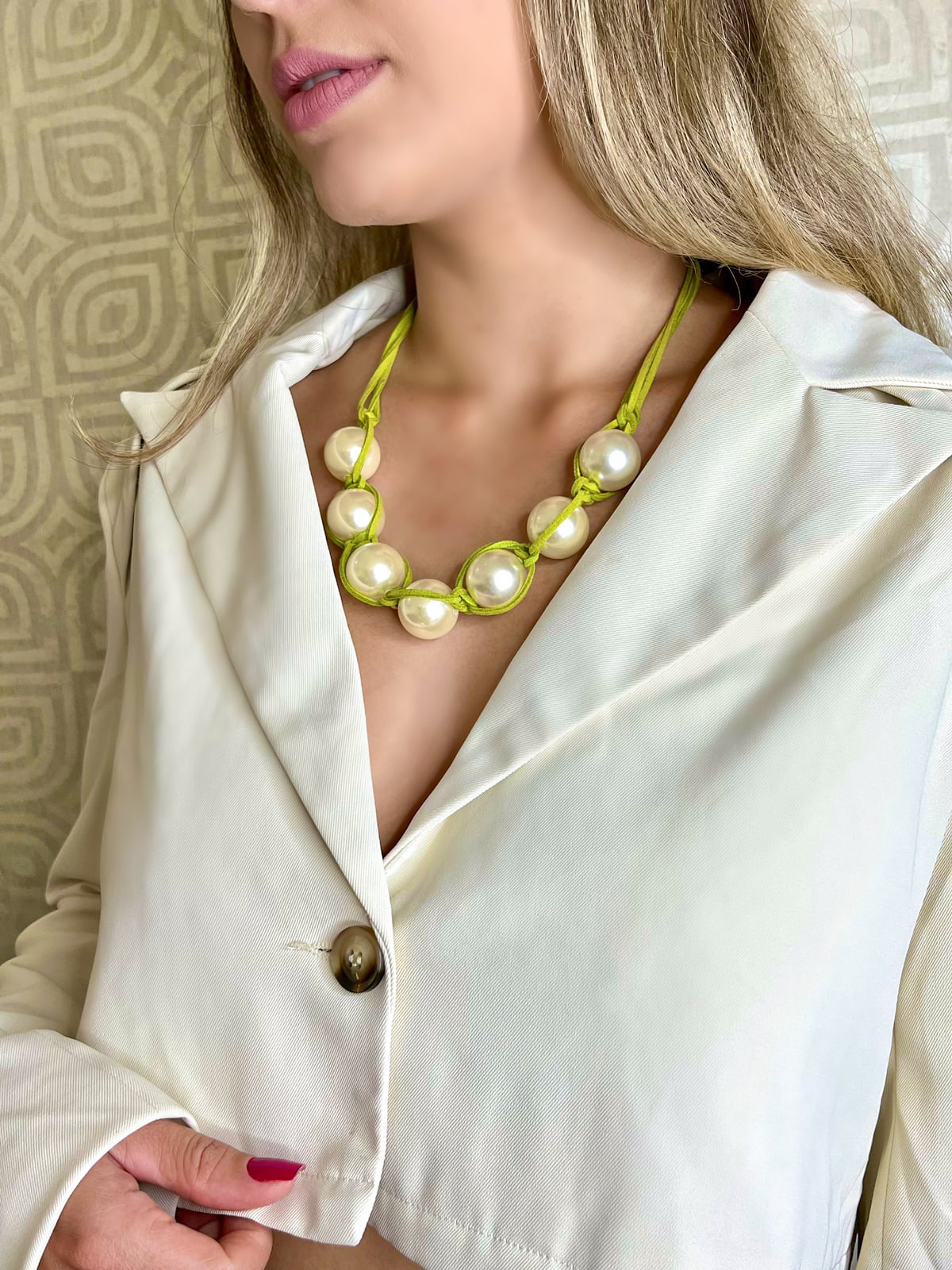 Colar em couro verde com resinas perolas folheado e acabamento em ouro ...