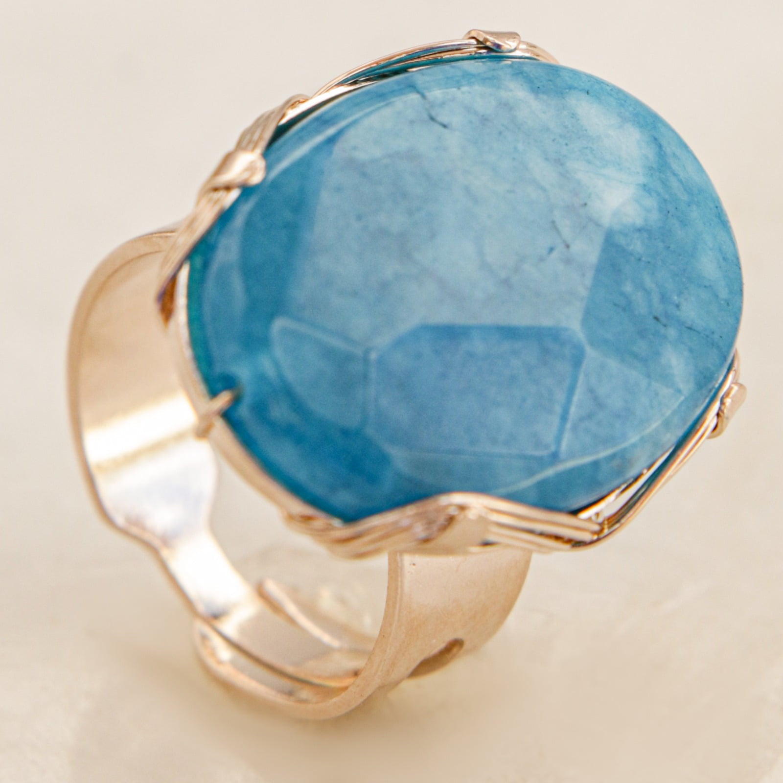 Anel com pedra natural jade amazonita  folheado em ouro 18K 