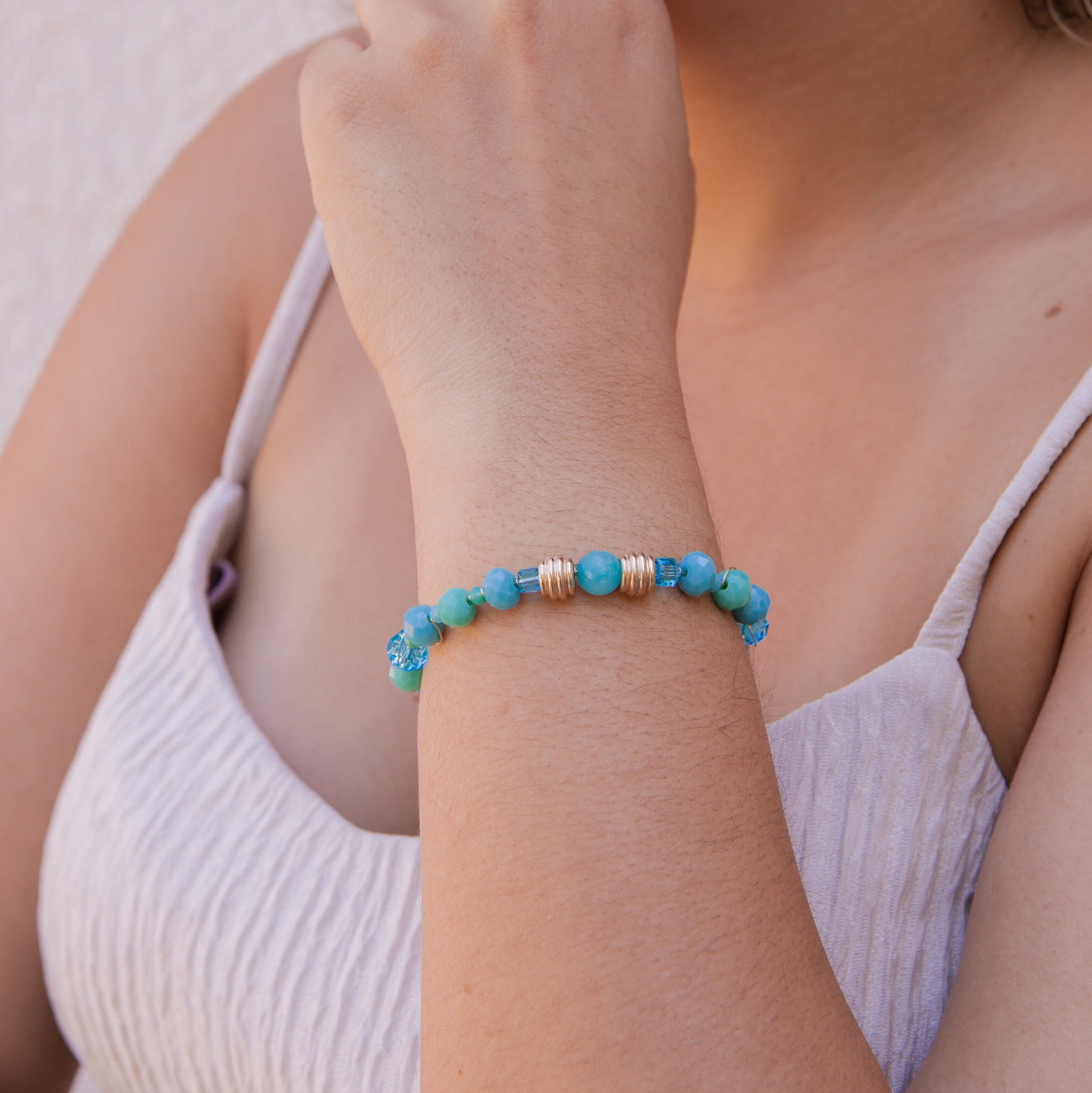 Pulseira bordada a mão com cristais azuis e metais folheado em ouro 18k 402170000000021