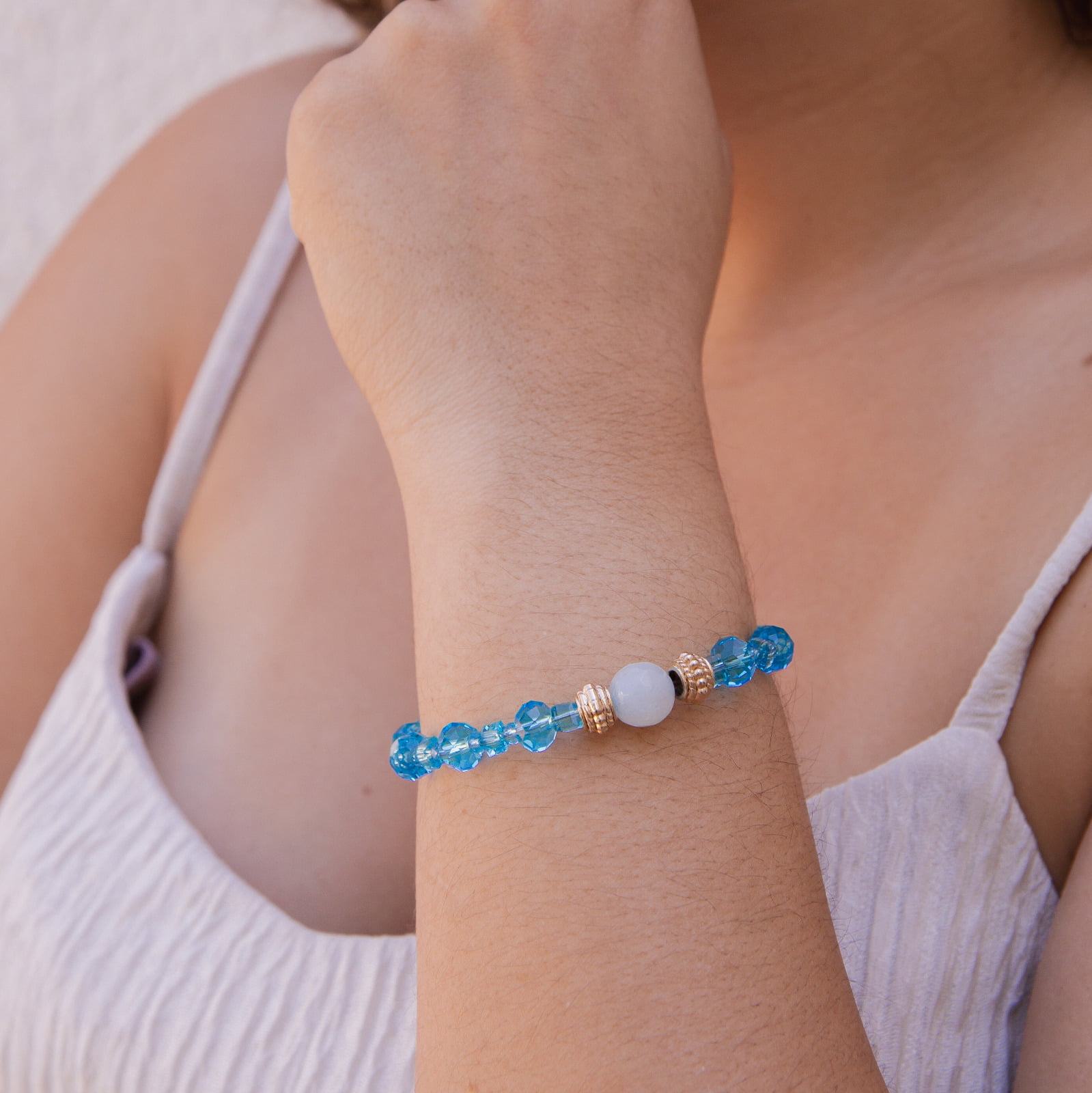 Pulseira bordada a mão com cristais azuis metais e pedra natural folheado em ouro 18k 402170000000017