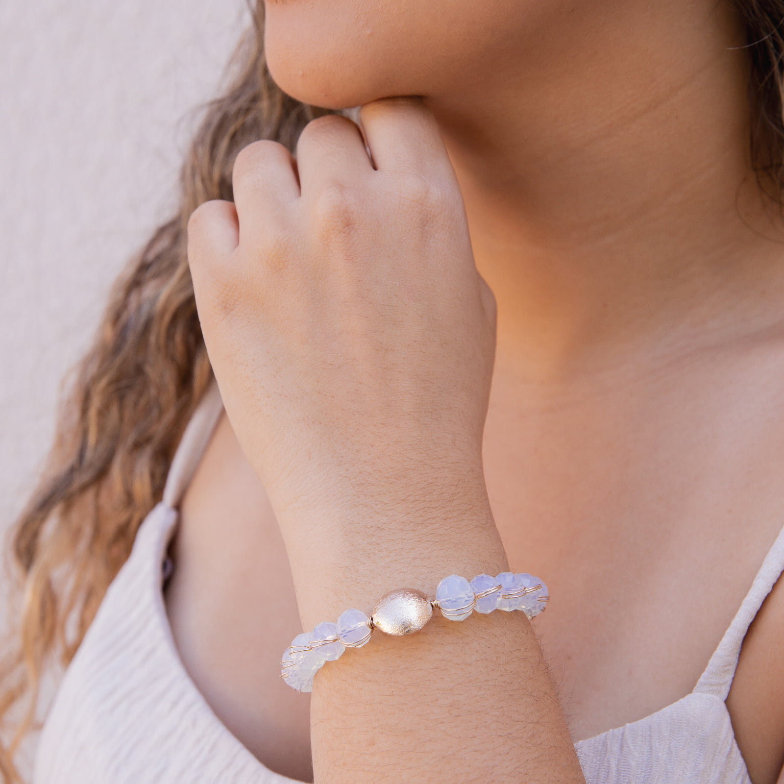 Pulseira bordada a mão com cristais brancos e metal folheado em ouro 18k 402190000000003