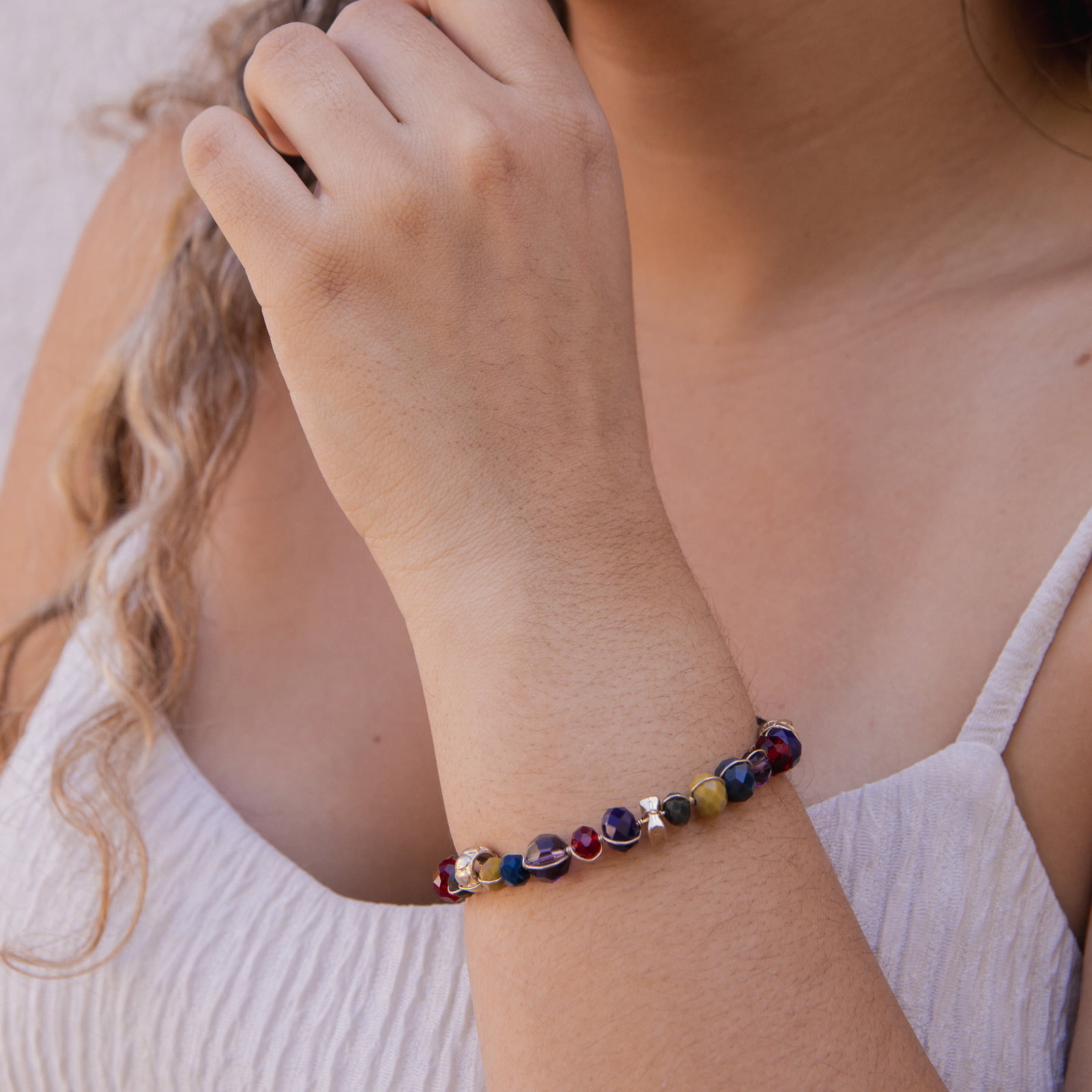 Pulseira bordada a mão com cristais coloridos folheado em ouro 18k 402110000000059