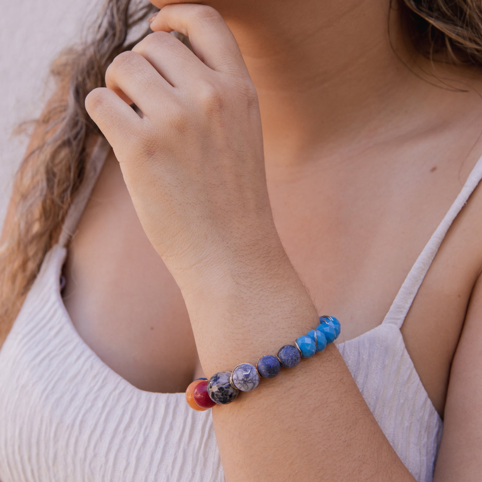 Pulseira bordada a mão com cristais e pedras naturais coloridas folheado em ouro 18k 402110000000062