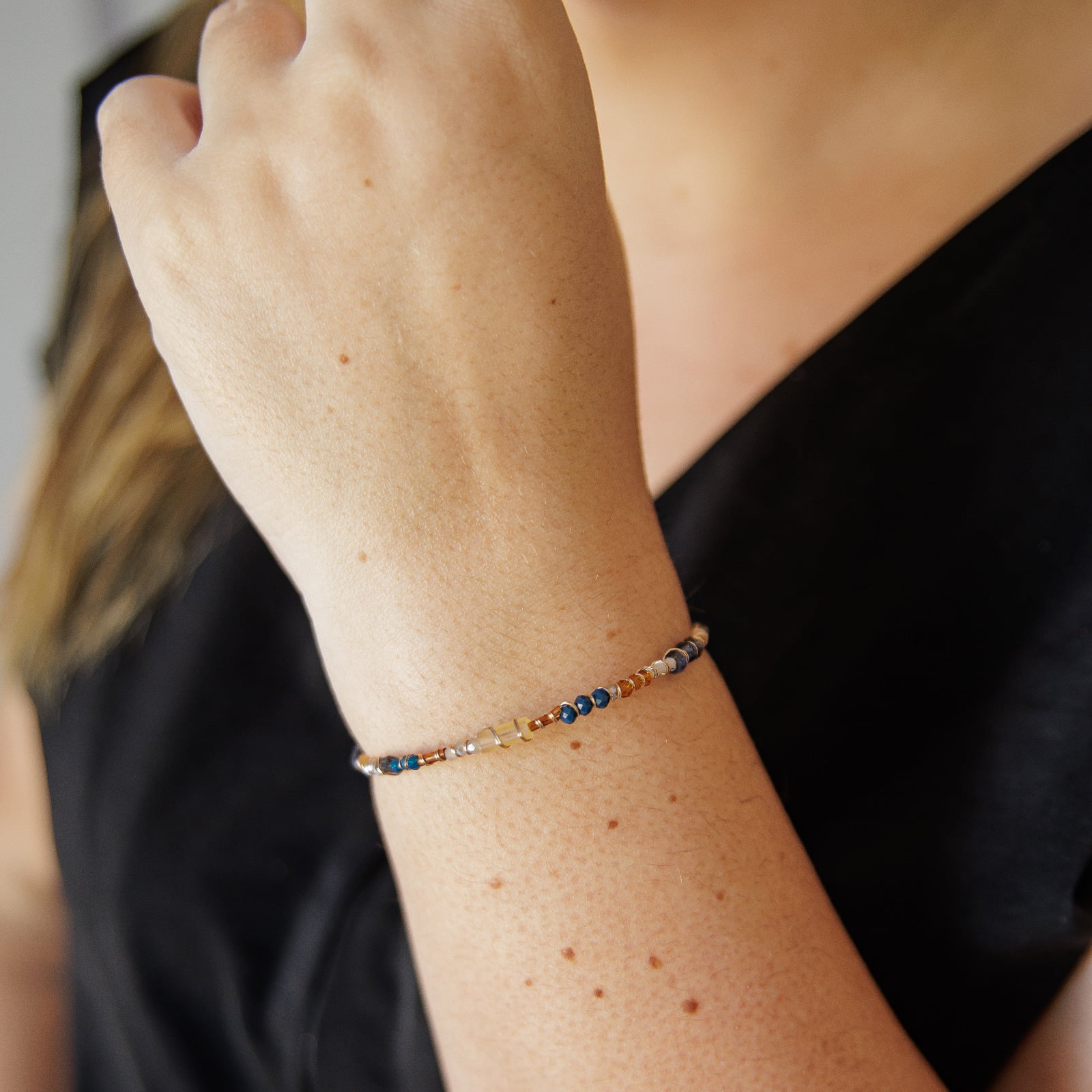 Pulseira bordada a mão com cristais e vidrilhos folheado em ouro 18k 402110000000064