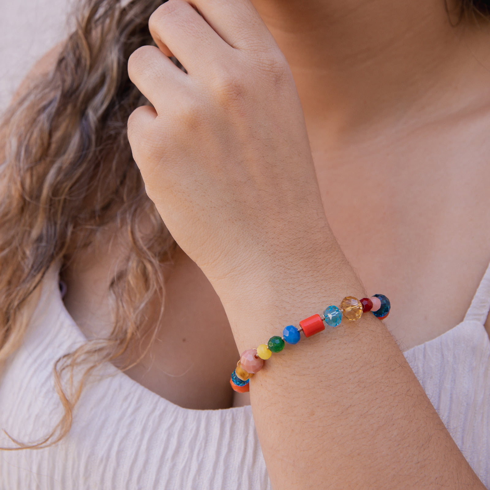 Pulseira bordada a mão com cristais e pedras naturais coloridas folheado em ouro 18k 402110000000057