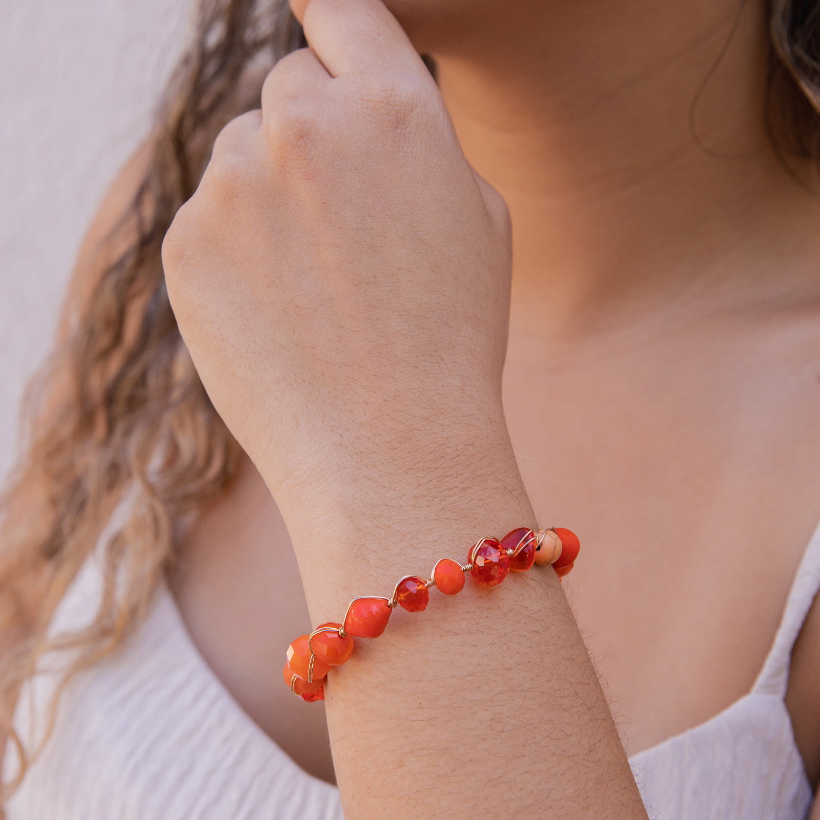 Pulseira bordada a mão com cristais laranjas e pedras naturais folheado em ouro 18k 402210000000007