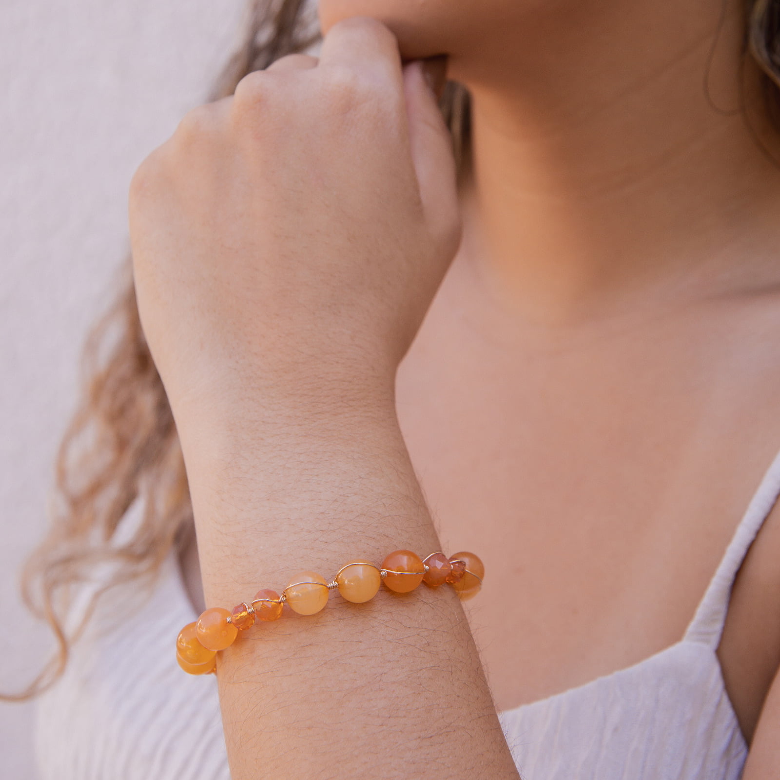 Pulseira bordada a mão com cristais laranjas e resinas laranja folheado em ouro 18k   402210000000004