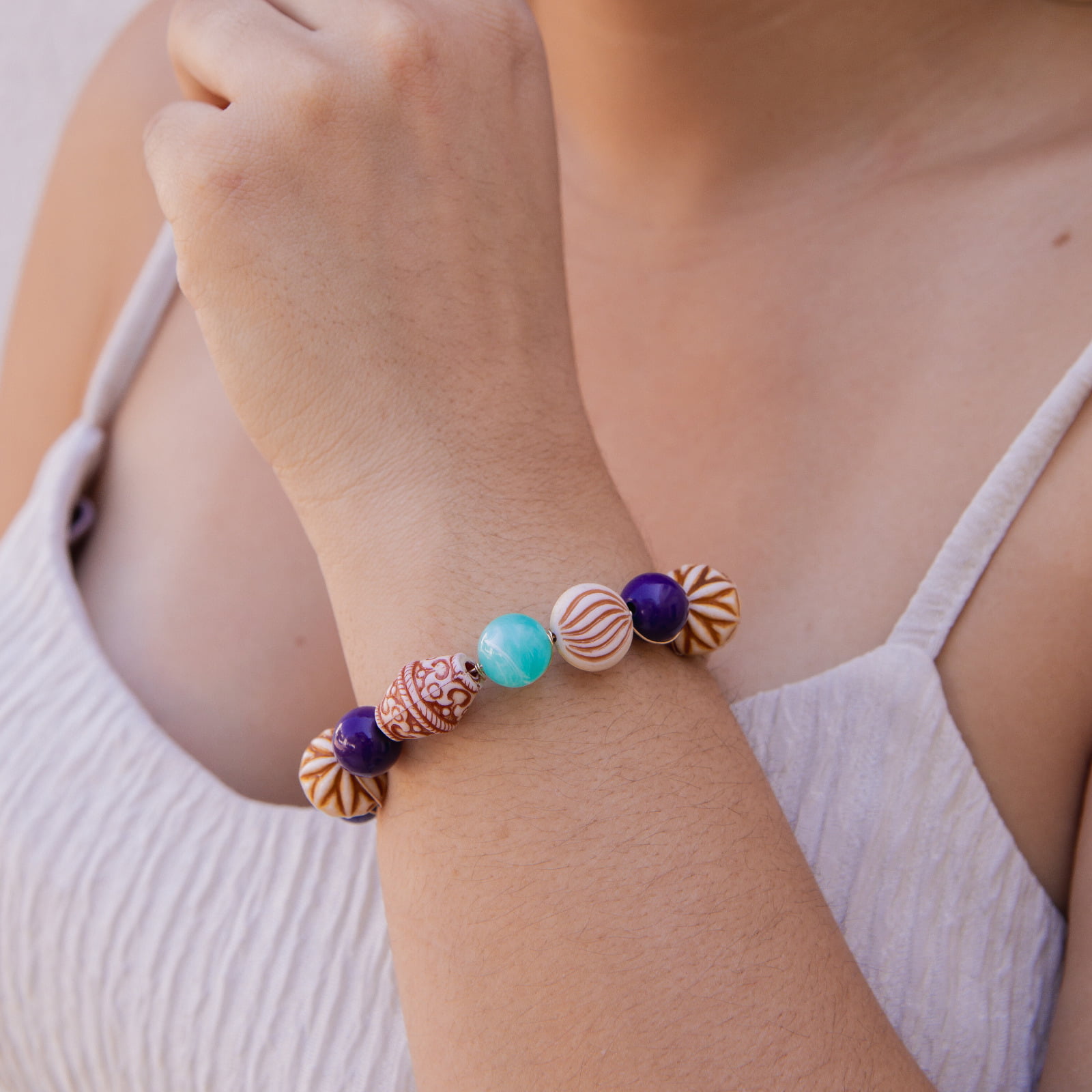 Pulseira bordada a mão com cristais, pedras naturais e resinas coloridas folheado em ouro 18k 402110000000053