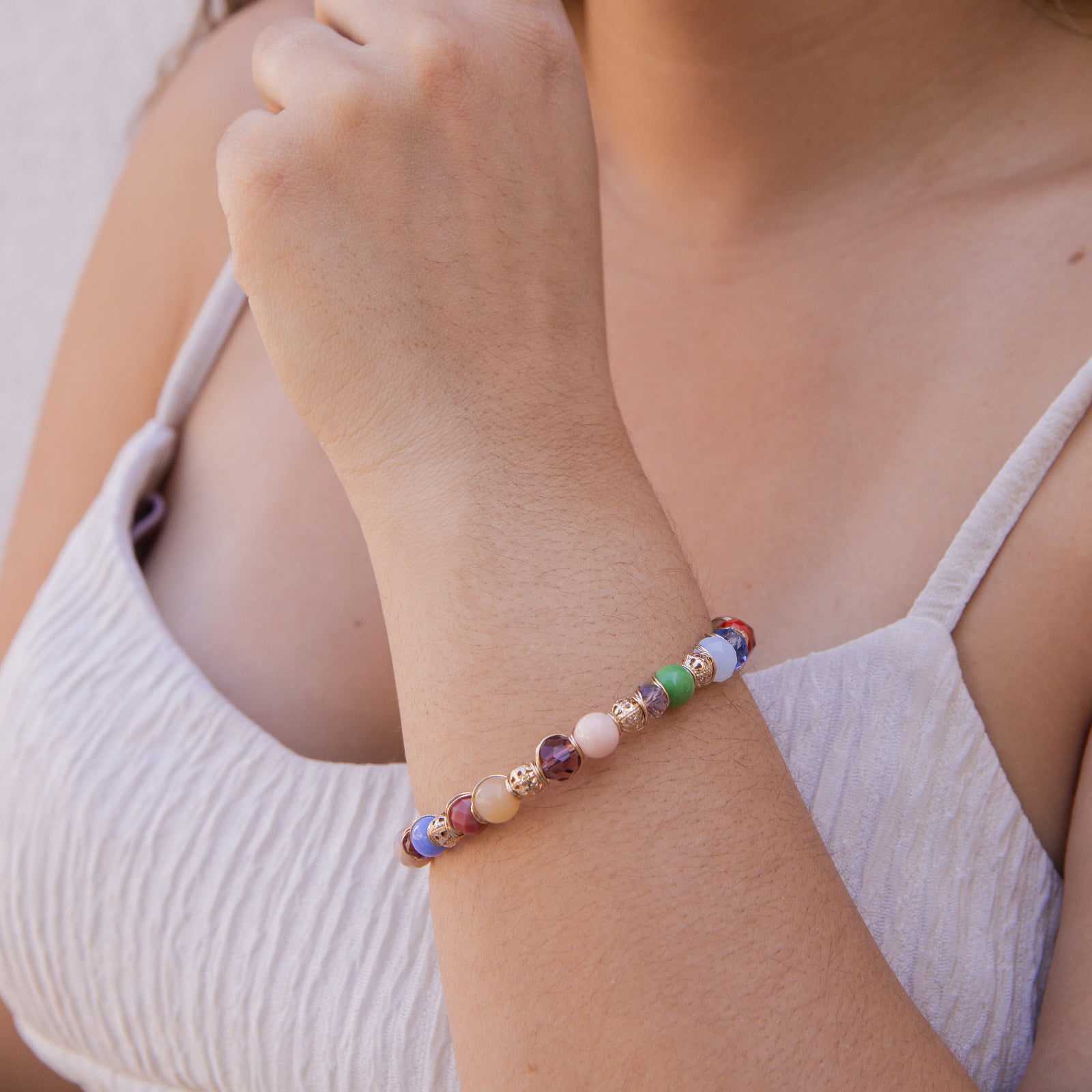 Pulseira bordada a mão com cristais e pedras naturais folheado em ouro 18k 402110000000054