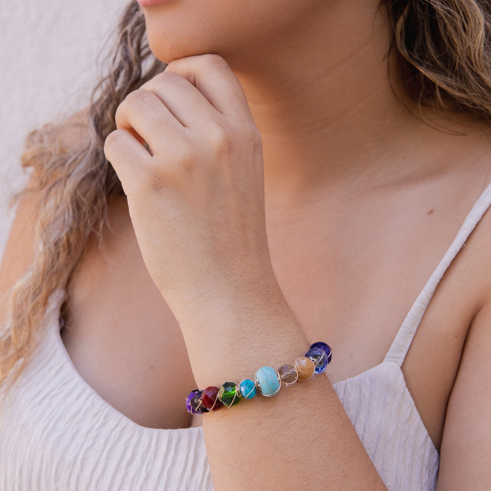 Pulseira bordada a mão com cristais, pedras naturais e resinas coloridas folheado em ouro 18k 402110000000061