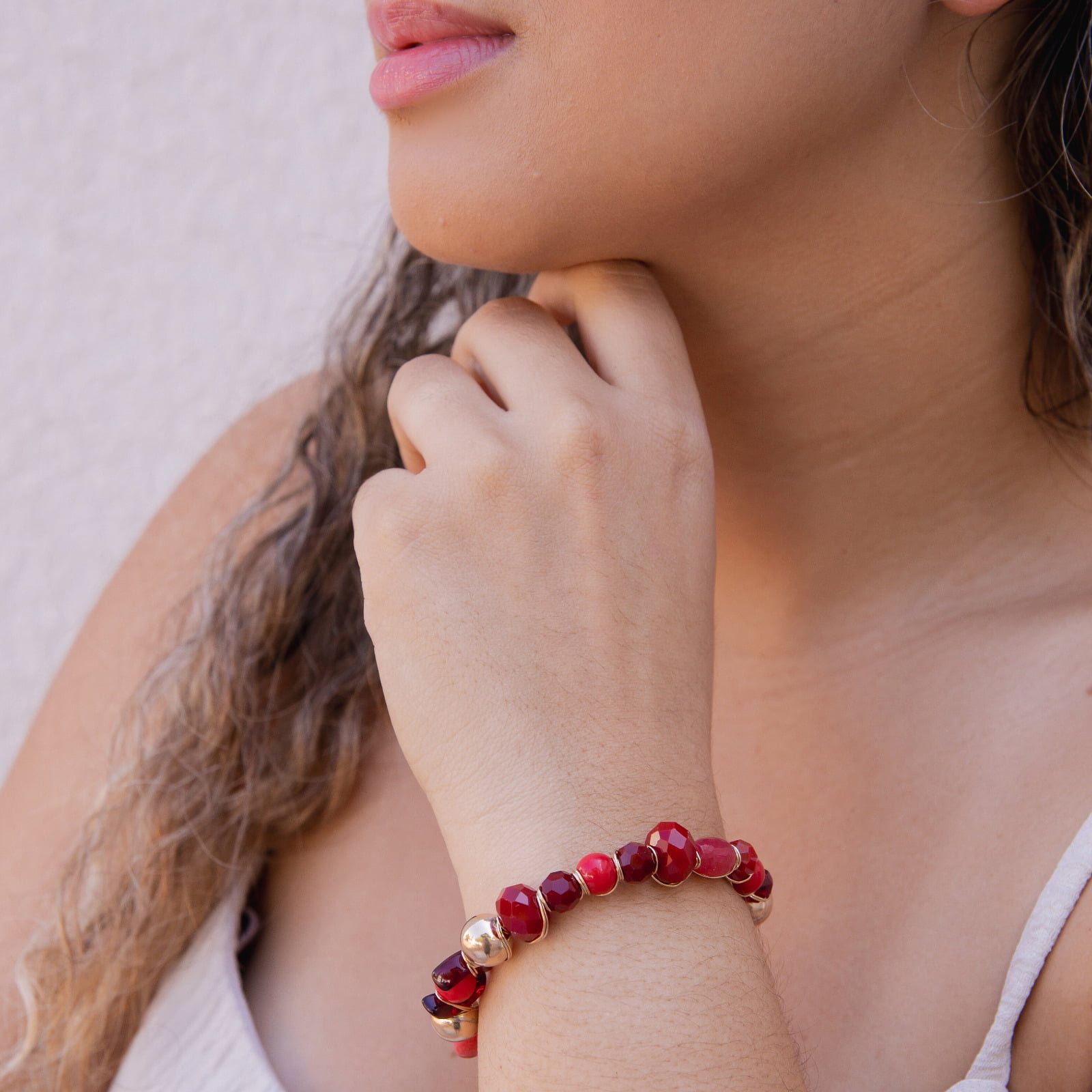 Pulseira bordada a mão com cristais vermelhos e pedras naturais folheado em ouro 18k 402180000000009