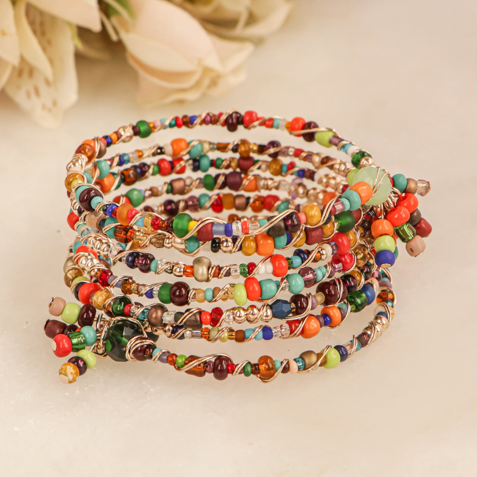 Pulseira com contas de vidro e cristais coloridos, folheado em ouro 18k 402110000000022