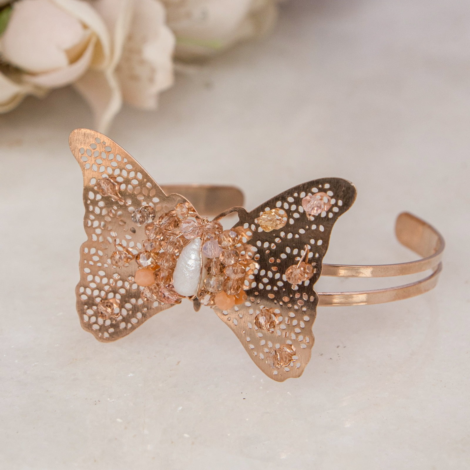 Bracelete borboleta com cristais nude e pérola de agua doce folheado em ouro 18k  