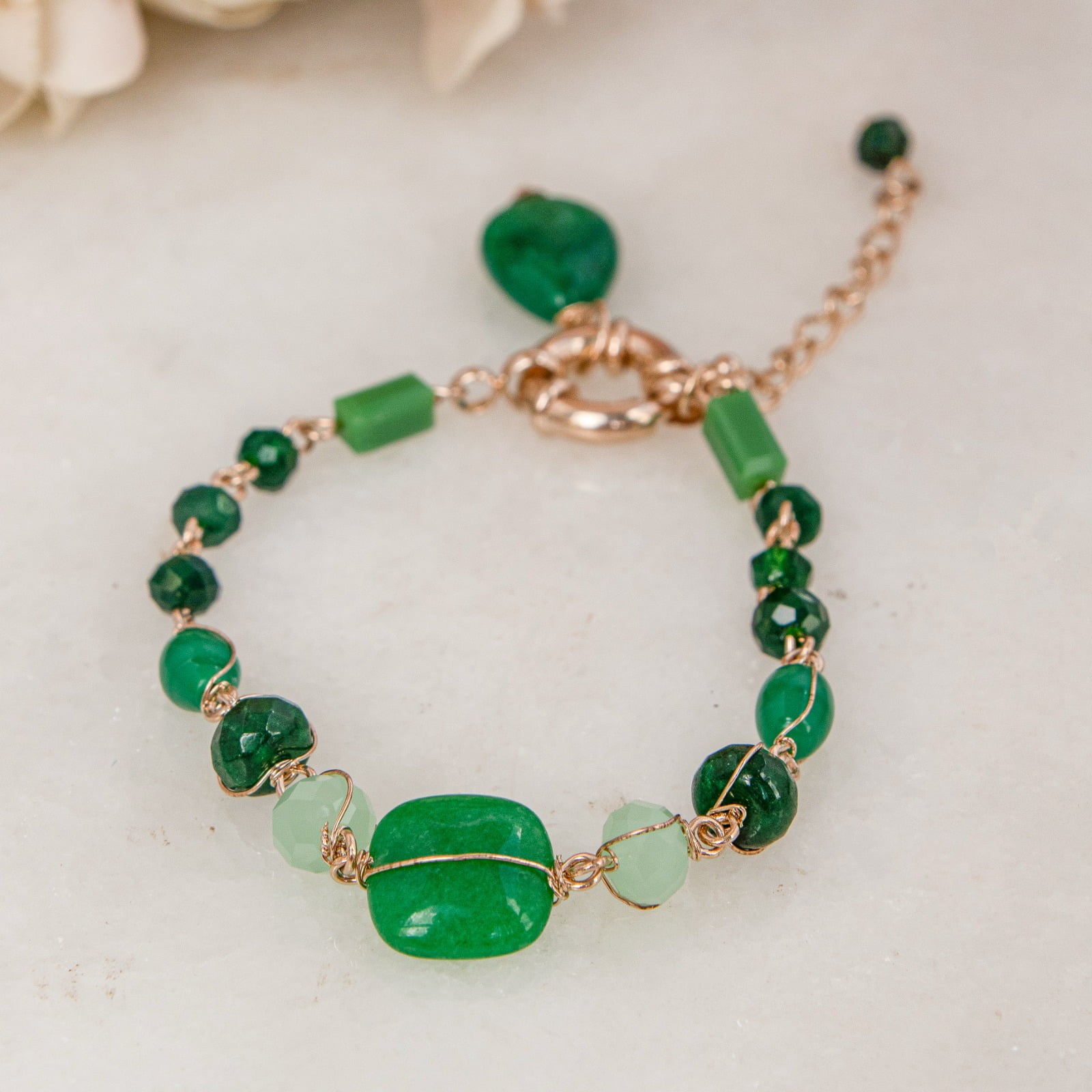 Pulseira com mix de pedras naturais e cristais verdes  folheado em ouro 18k 402150000000002