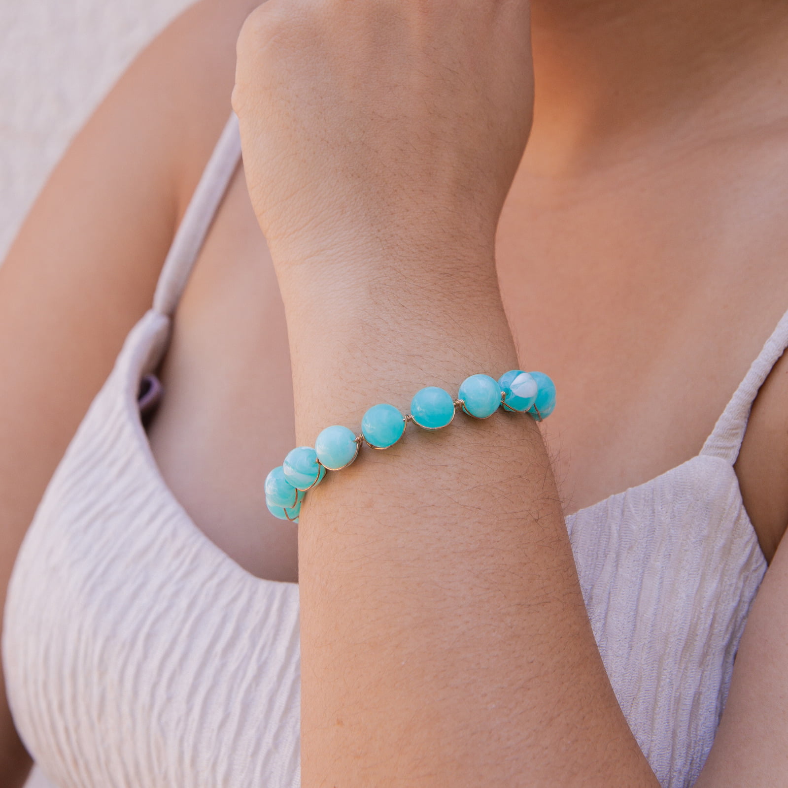 Pulseira bordada a mão com resinas azuis folheado em ouro 18k 402170000000022